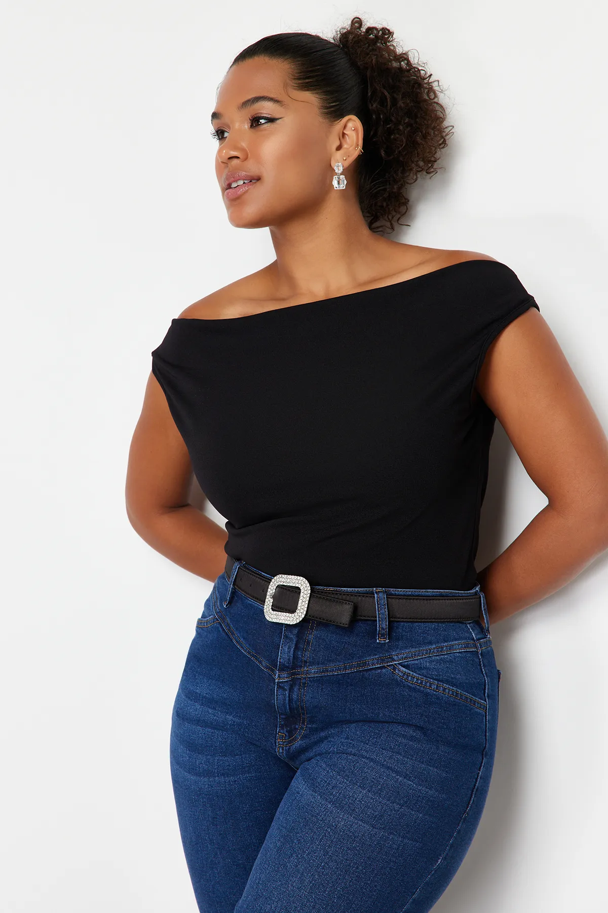 Trendyol Curve  Schwarze Strickbluse mit U-Boot-Degaje-Kragen TBBSS24AF00021