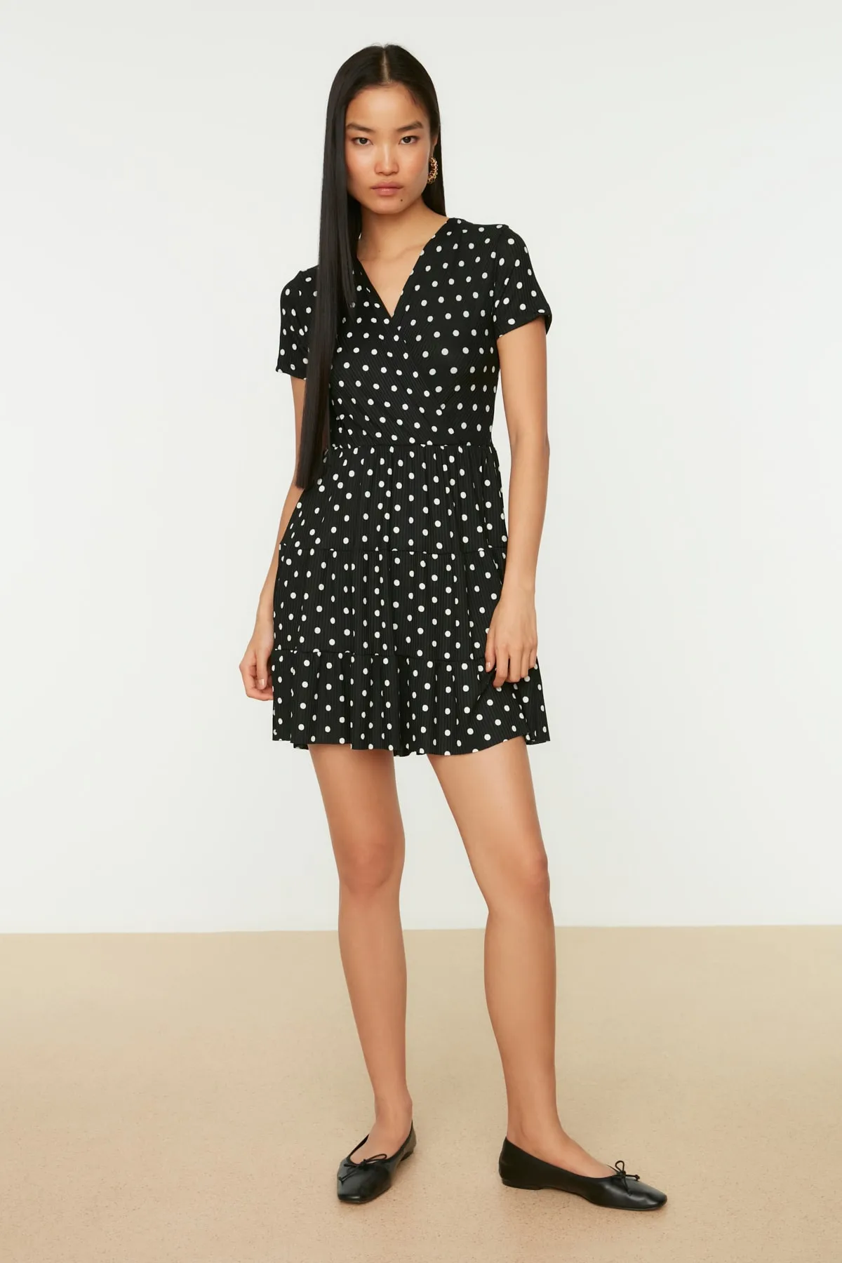 Trendyol Collection  Schwarzes, flexibles Mini-Strickkleid mit zweireihigem Ausschnitt und Tupfenmuster TWOSS21EL0241
