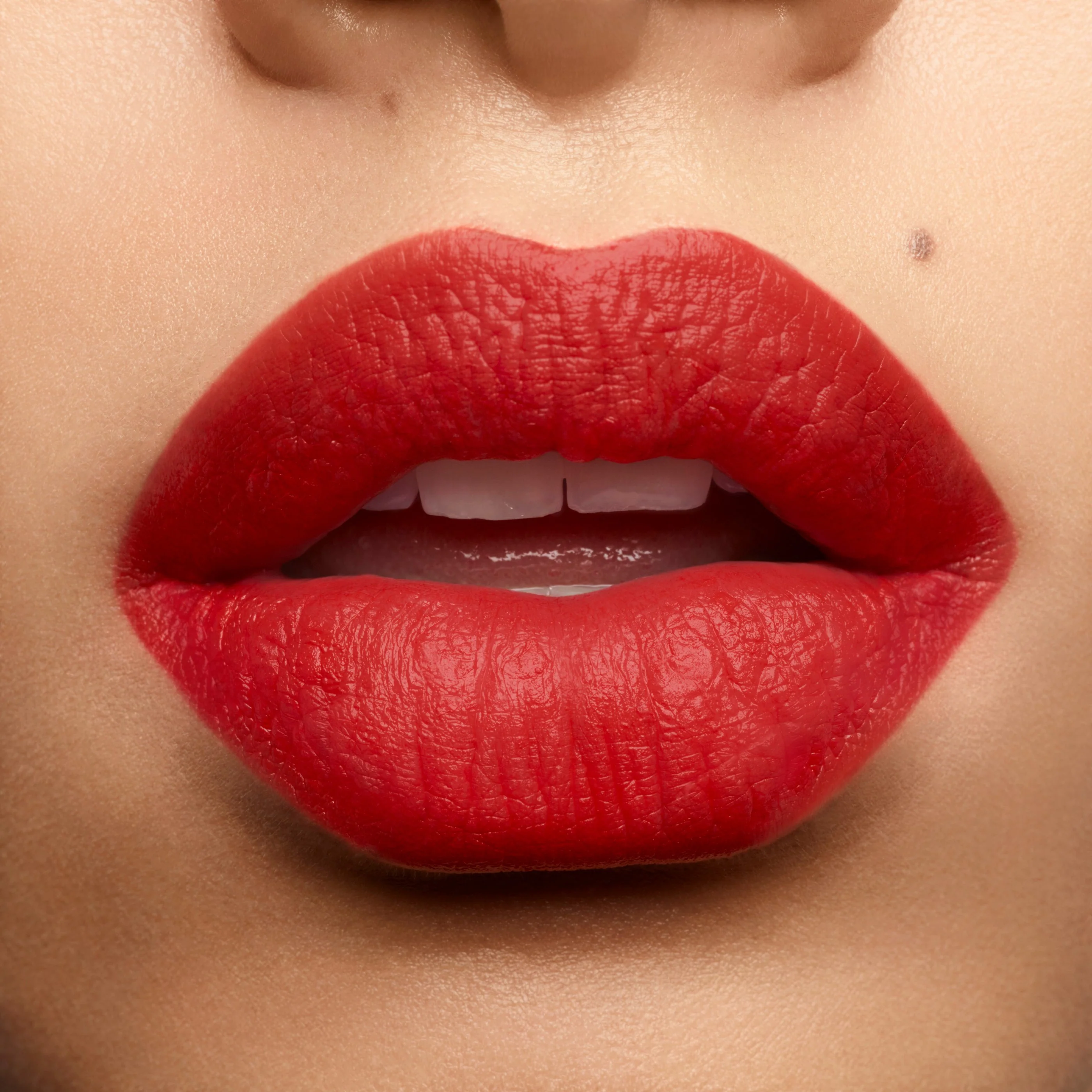 Rouge Pur Couture The Slim Velvet Radical Lipstick - Lápiz labial mate, lápiz labial