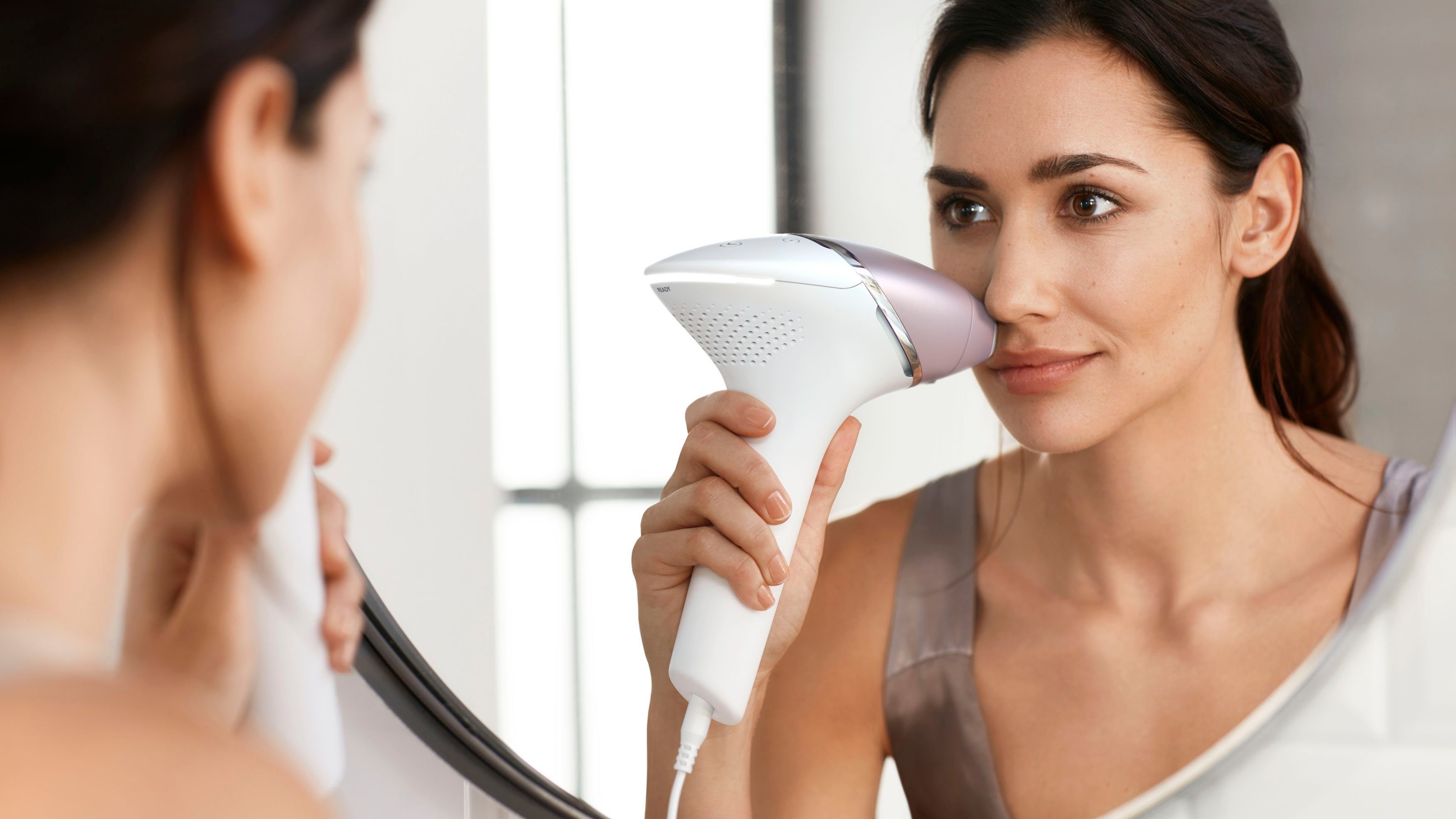 Philips IPL-Haarentferner Lumea S8000 BRI947/00, 450.000 Lichtimpulse, 4 Aufsätze (Achseln, Bikinizone, Körper und Gesicht)