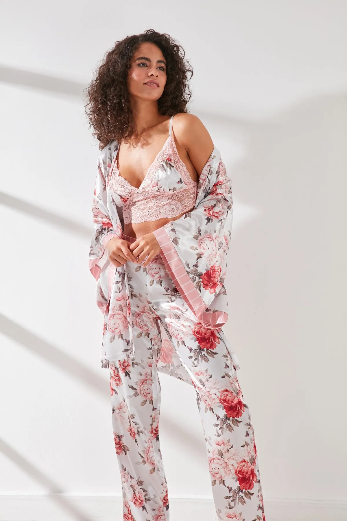 C&City  Bralette-Morgenmantel mit Hose, 3-teiliges Satin-Pyjama-Set 9064, Rosa/Ecru