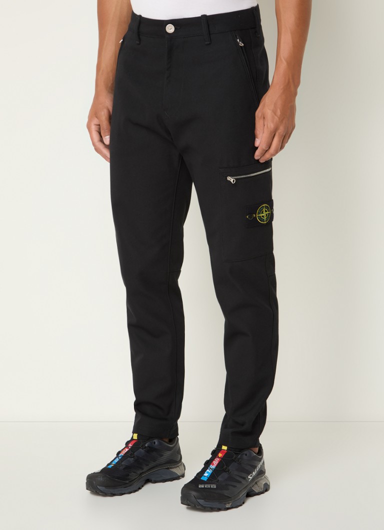 Pantaloni Stone Island 32503 slim fit, cu logo și buzunare cu fermoar.
