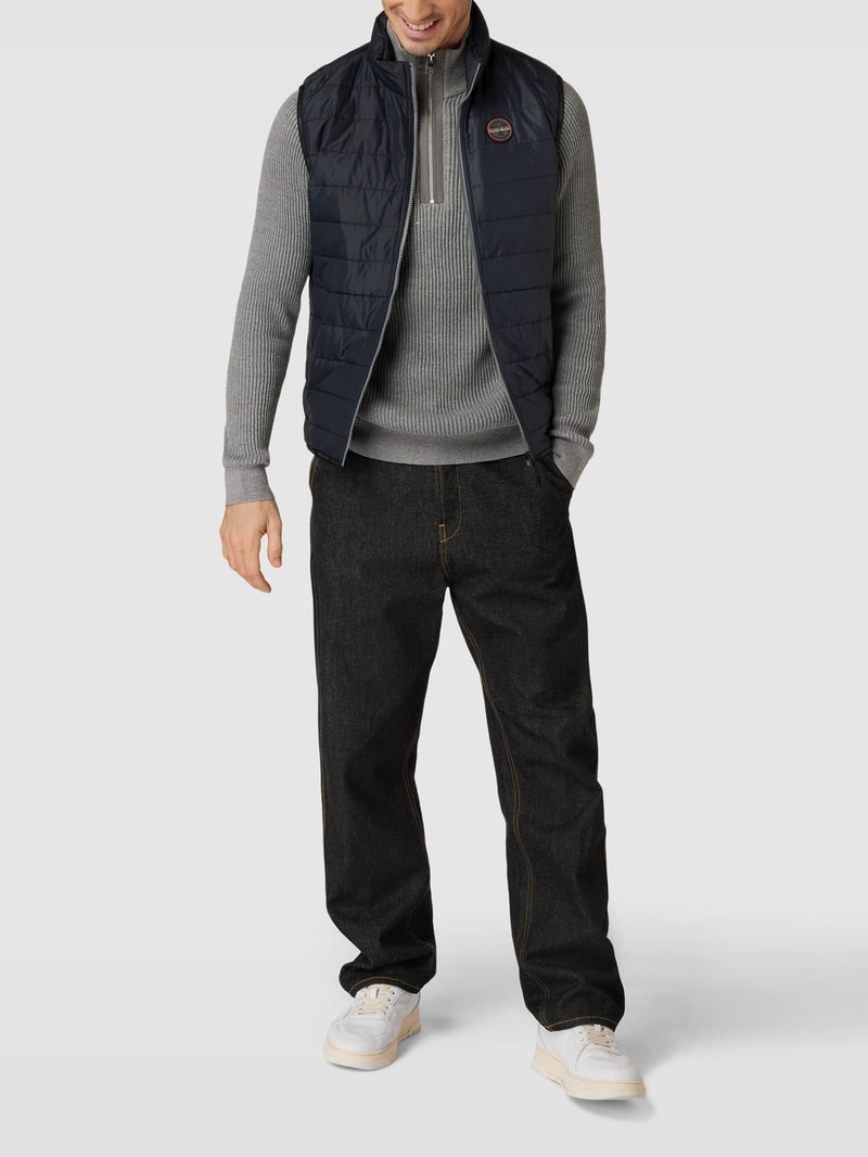Steppweste mit Label-Patch Modell 'ACALMAR' in schwarz