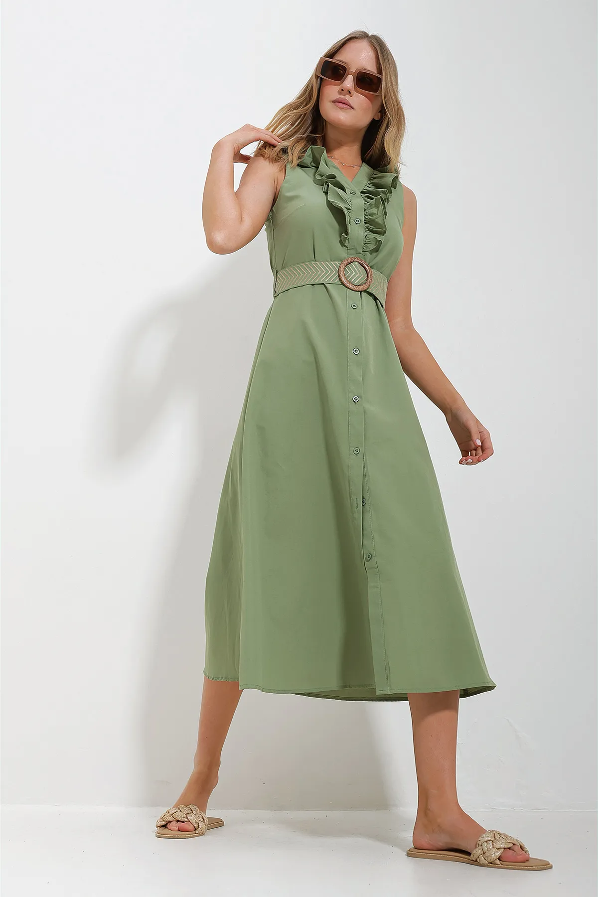 Trend Alaçatı Stili  Damenkleid aus Popeline in Khaki mit Rüschengürtel vorne und gewebtem Kleid ALC-X11609