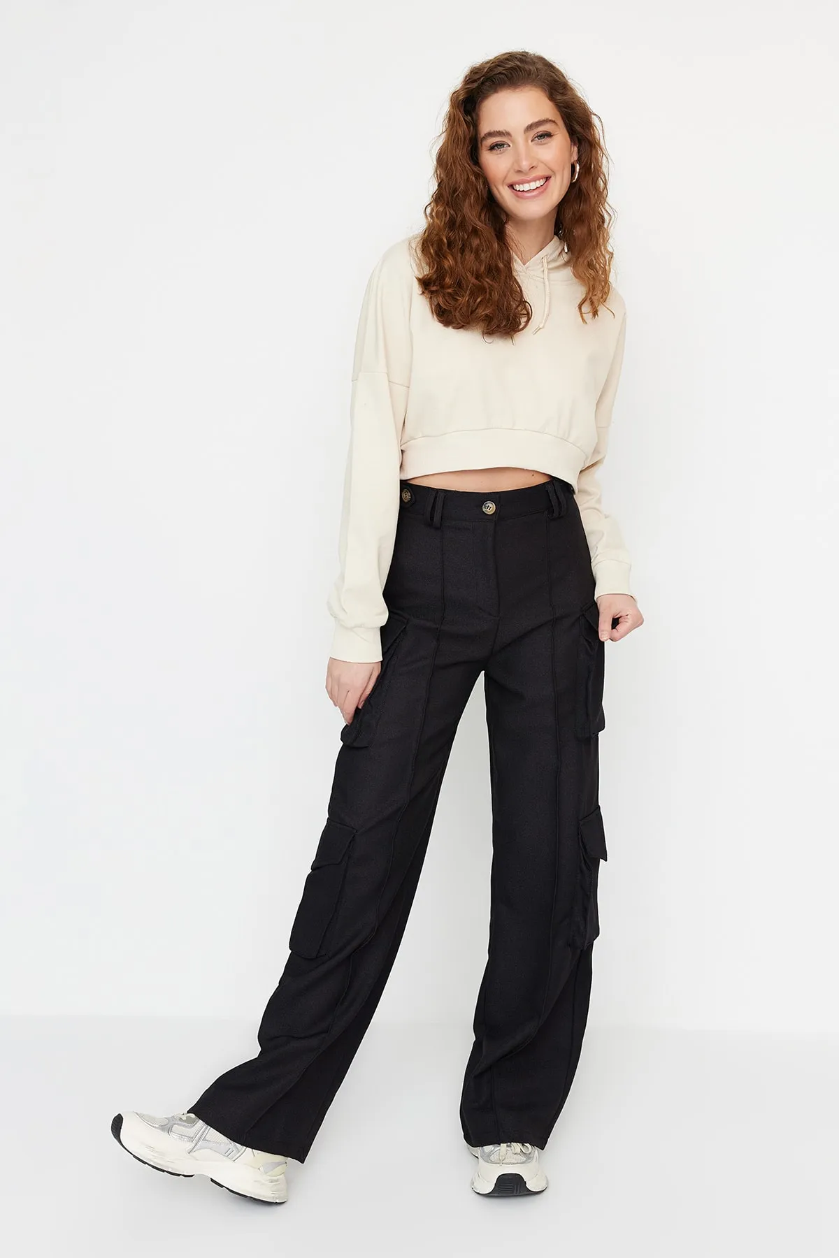 Trendyol Collection  Schwarze gewebte Cargohose mit hoher Taille und Taschen TWOAW23PL00373