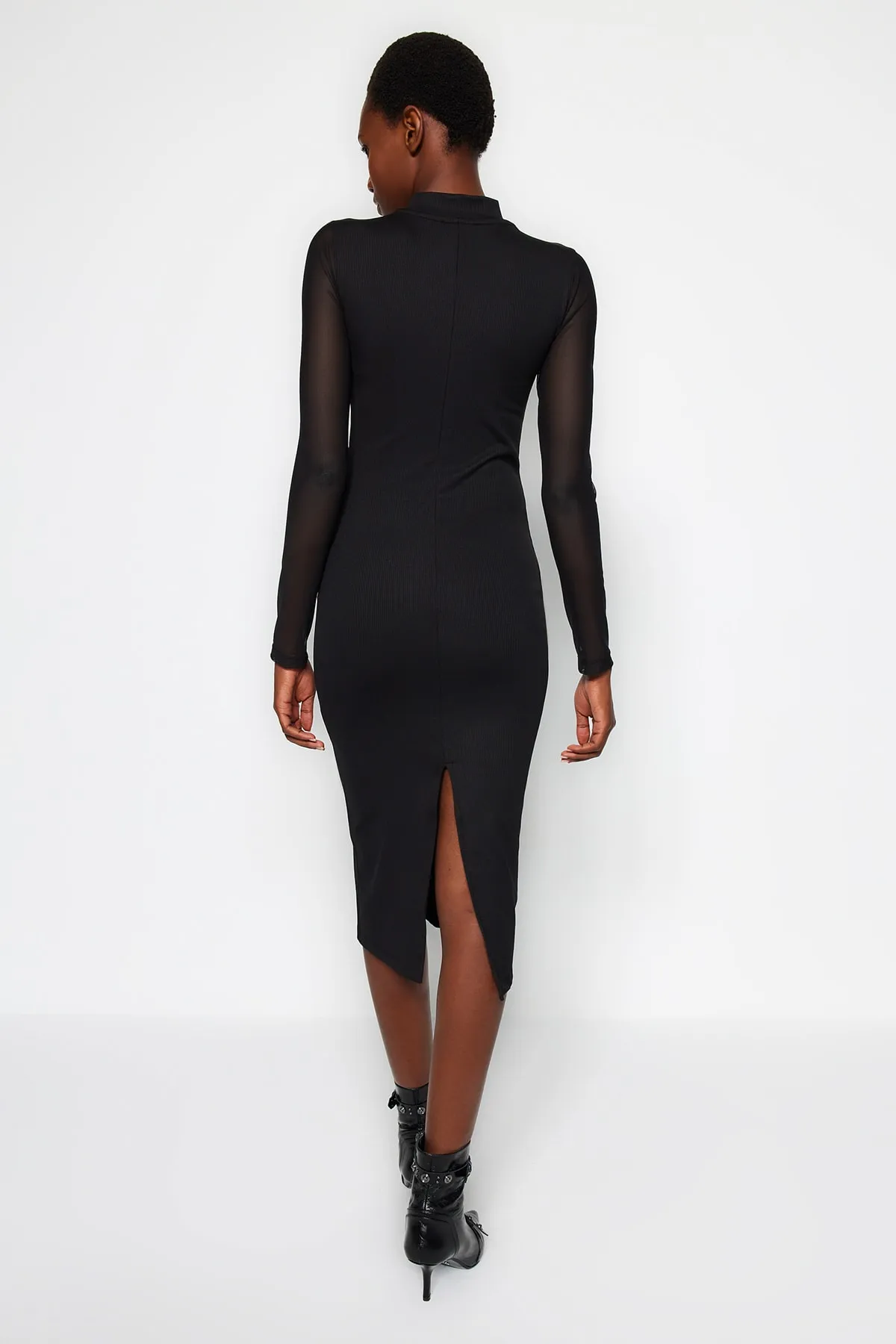 Trendyol Collection  Schwarzes, elegant geschnittenes Midi-Tüllkleid mit hohem Kragen und geripptem, flexiblem Strickkleid TWOAW24EL00177