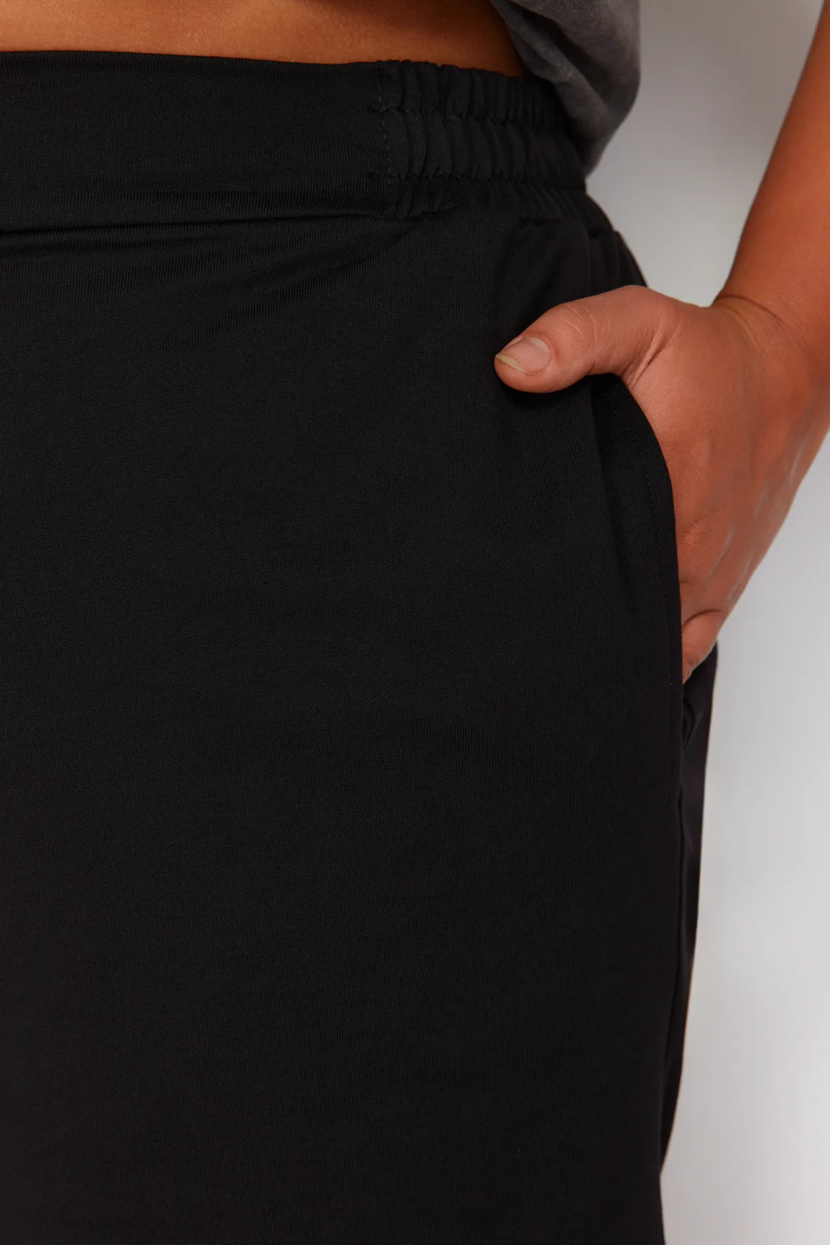 Trendyol Curve  Schwarze Strickshorts und Bermuda mit Knopfdetail TBBSS24AP00020
