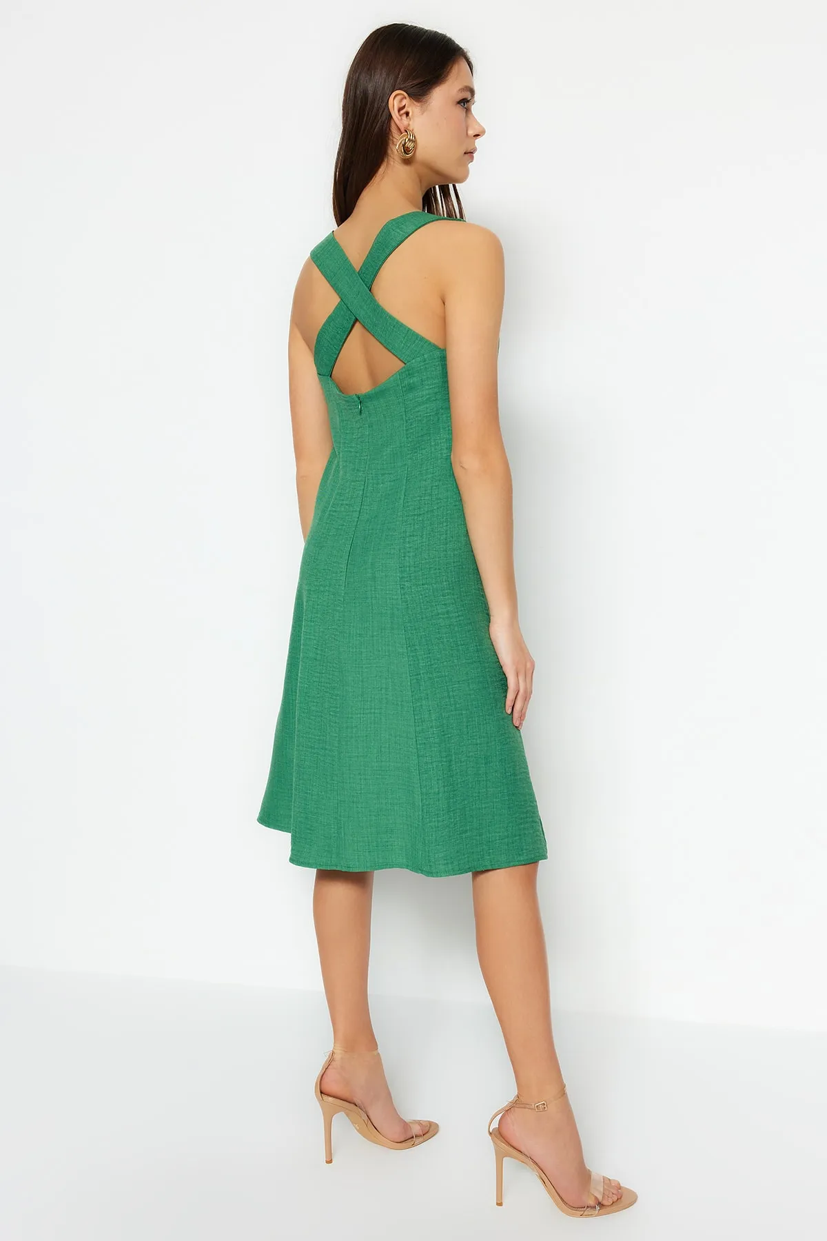 Trendyol Collection  Khakifarbenes Mini-Webkleid in A-Linie/Glockenform mit quadratischem Kragen TWOSS23EL01549