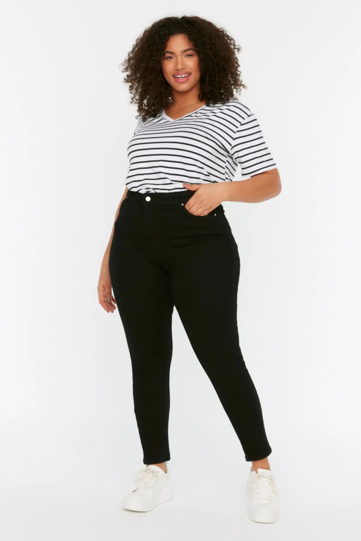 Trendyol Curve  Schwarze, dehnbare Skinny-Jeans mit hoher Taille TBSSS22JE0189