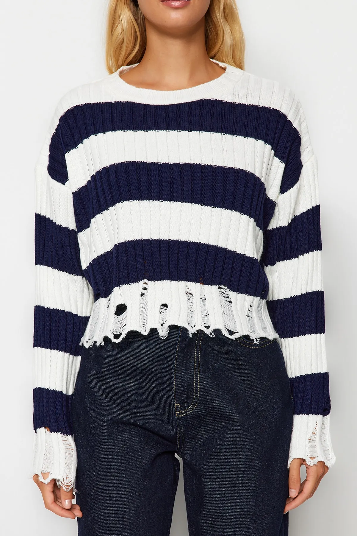 Trendyol Collection  Ecrufarbener, kurzer Strickpullover mit weiter Passform TWOAW24KZ00905