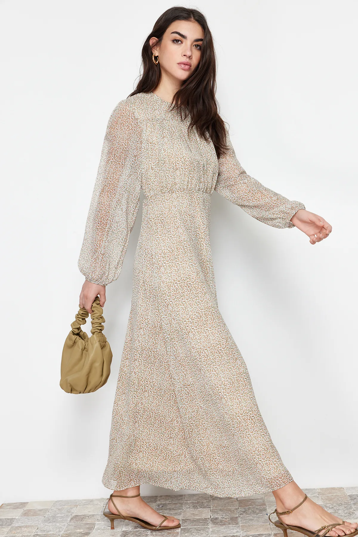 Trendyol Modest  Braunes gefüttertes gewebtes Kleid mit Blumenmuster und Gürtel TCTSS24EB00081