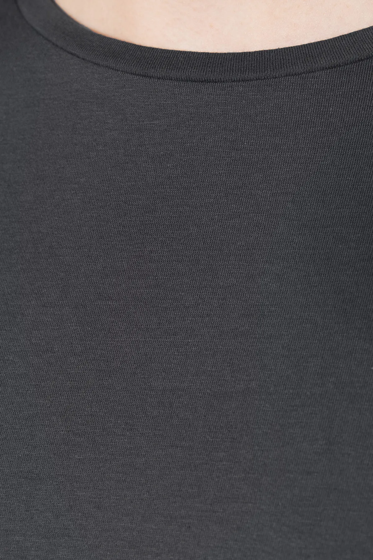 Trendyol Collection  Anthrazitfarbenes Boyfriend-Strick-T-Shirt aus 100 % Baumwolle mit Rundhalsausschnitt TWOSS20TS0134
