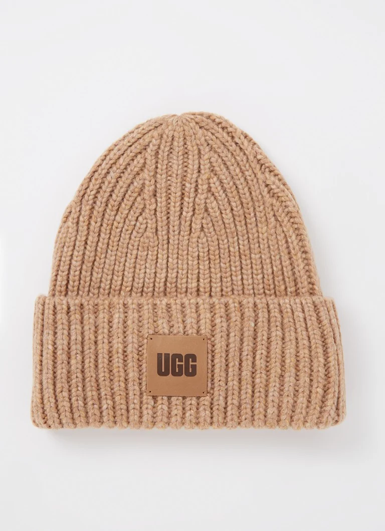 Căciulă UGG groasă din lână cu nervuri și logo