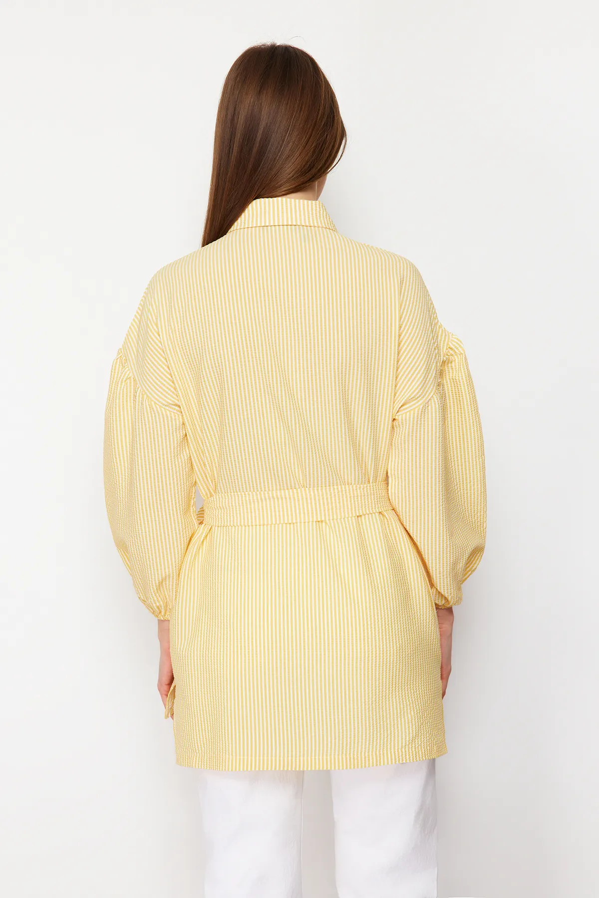 Trendyol Modest  Gelb gestreiftes, gewebtes Hemd mit Ballonärmeln und langem Rücken, Gürtel TCTSS22GO0116
