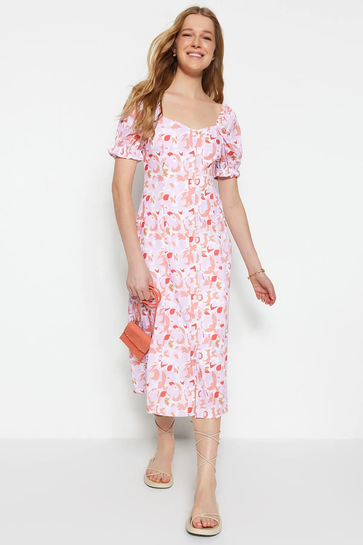 Trendyol Collection  Fliederfarbenes, gewebtes Midi-Hemdkleid mit Ballonärmeln und Blumenmuster TWOSS22EL1125