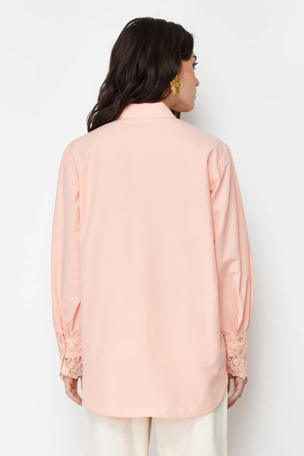 Trendyol Modest  Detailliertes, gewebtes Hemd mit Puderspitzenstickerei TCTSS24TG00035