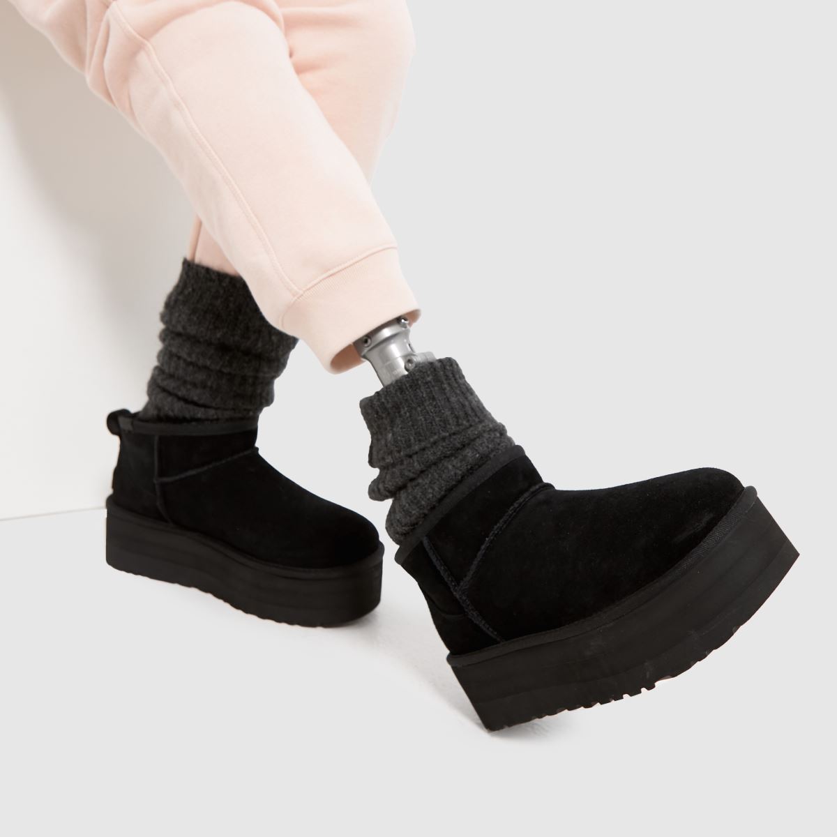UGG – Classic Ultra Mini – Svarta platåstövlar