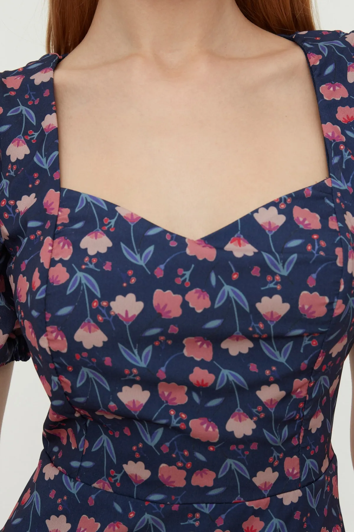 Trendyol Collection  Marineblaues, gewebtes A-Linien-Minikleid mit gefütterten Ballonärmeln und Blumendruck TWOSS20EL0899