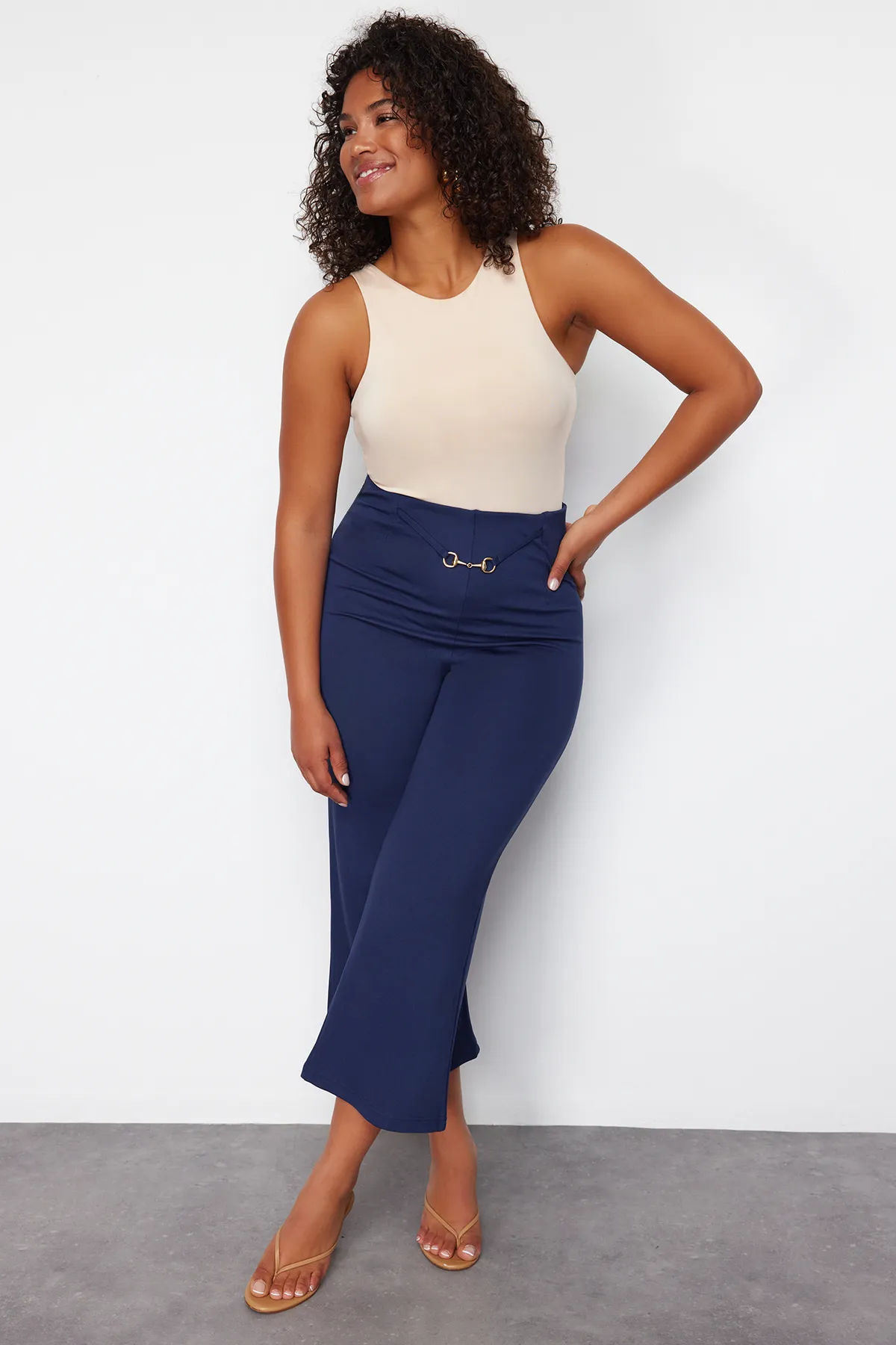 Trendyol Curve  Indigo Aksesusar Detaillierte, weit geschnittene Strickhose TBBSS24AR00008