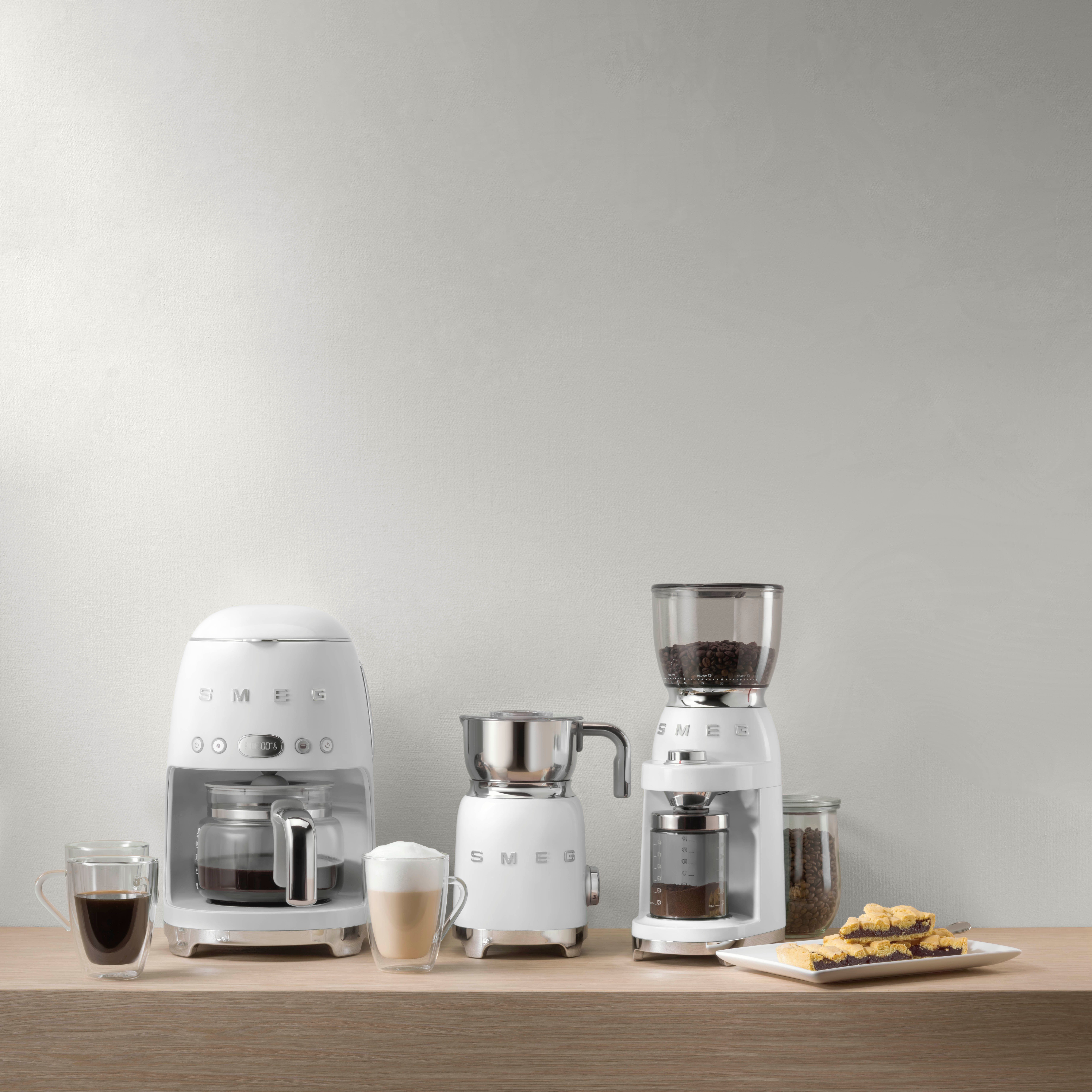 Smeg Filterkaffeemaschine DCF02WHEU, 1,4l Kaffeekanne, Papierfilter 1x4, inkl. Permanentfilter