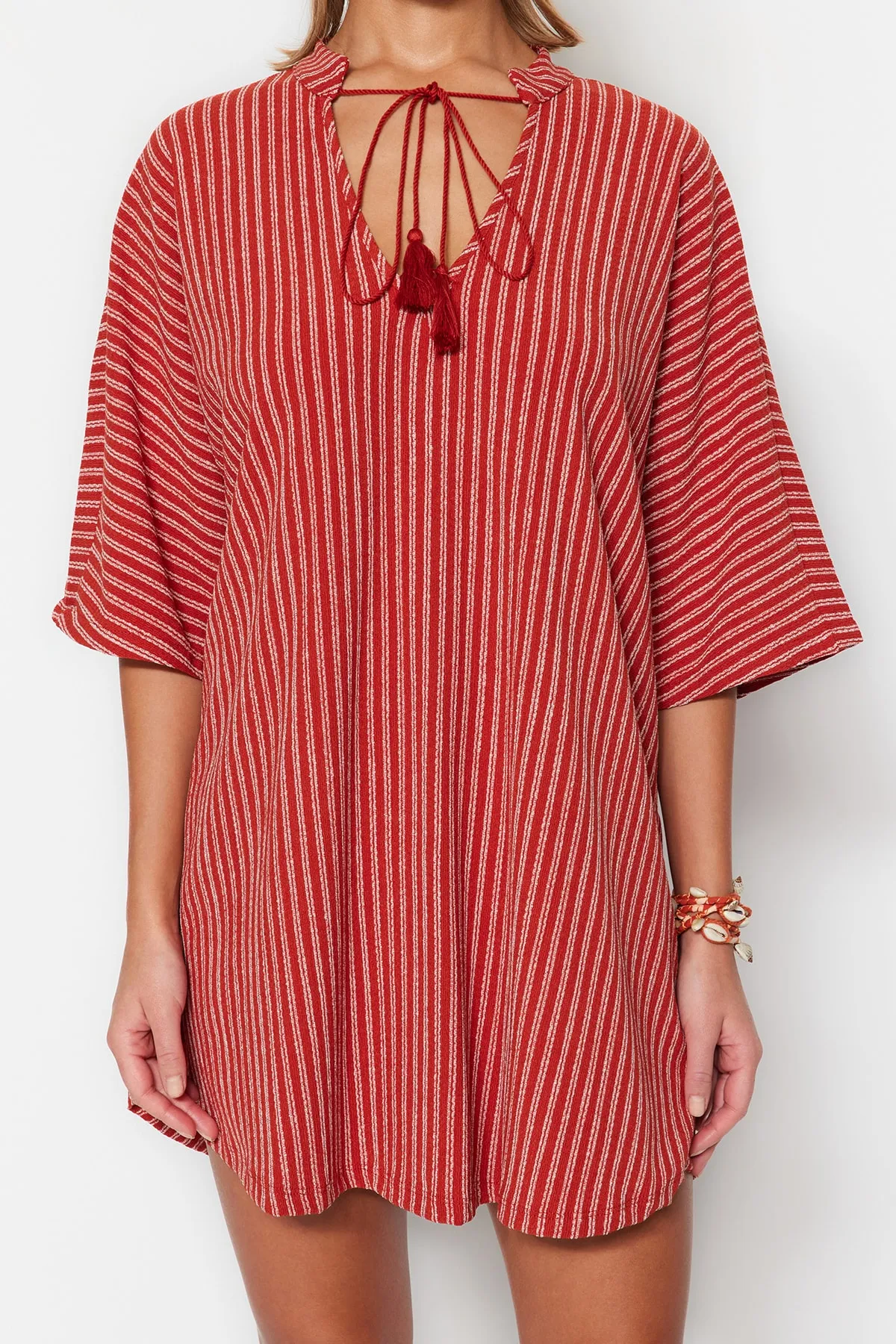 Trendyol Collection  Braun gestreiftes, weit geschnittenes Mini-Strandkleid aus Strick mit Krawatte TBESS23EL00080