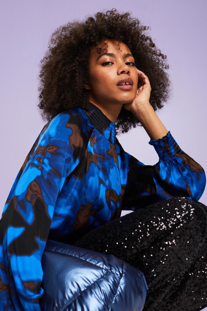 Gesmokte Satinbluse mit Print