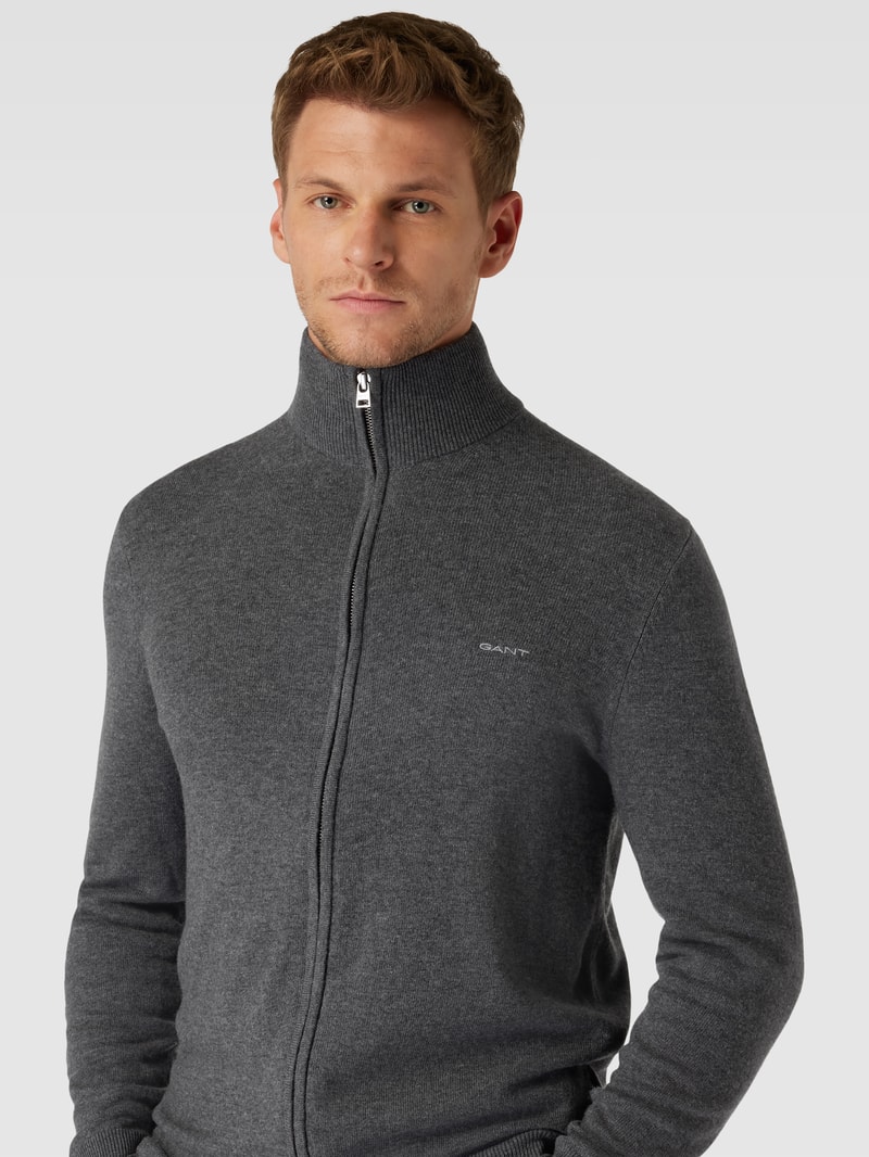 Strickjacke aus Lammwoll-Mix mit Stehkragen und Label-Stitching in anthrazit meliert