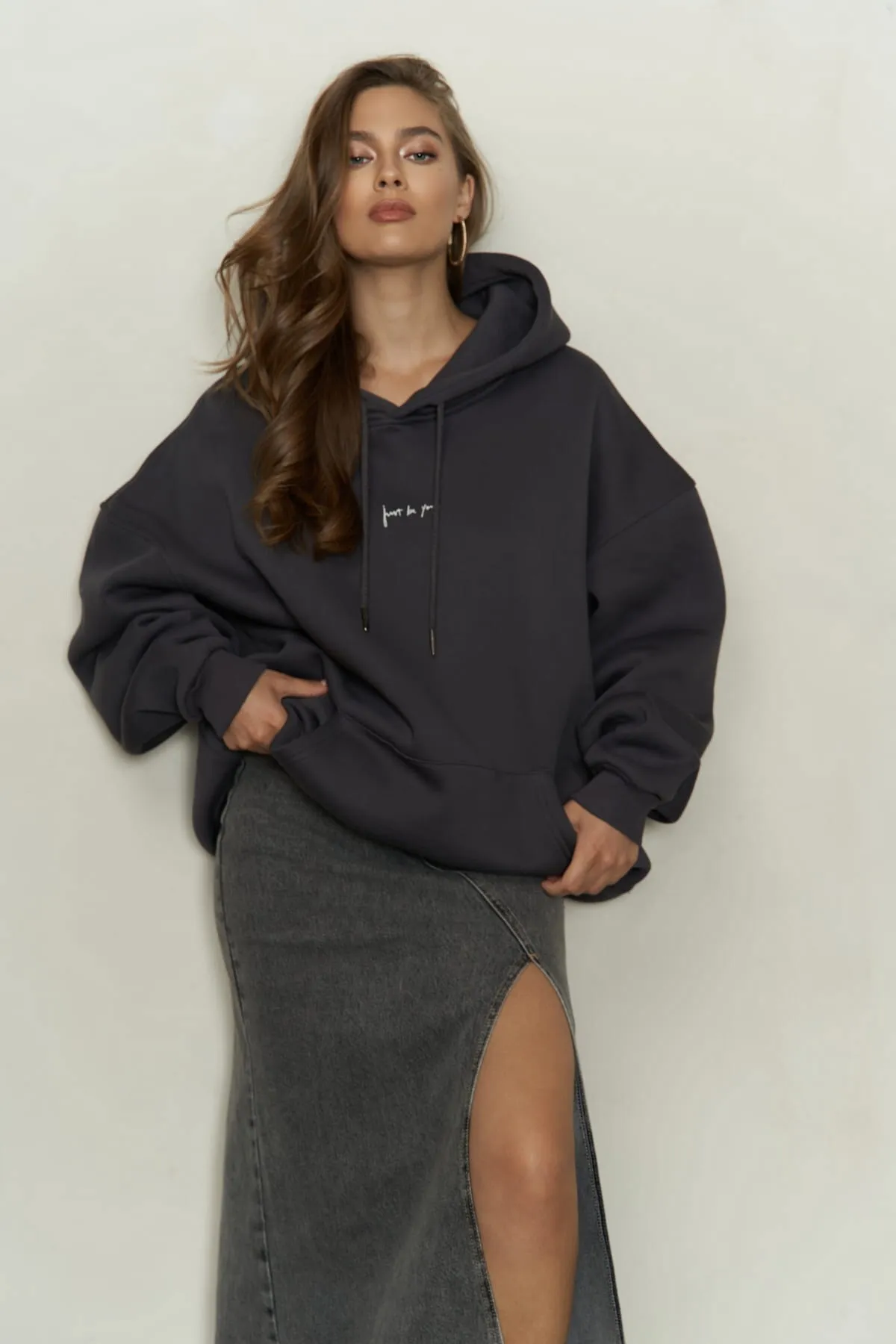 MAİ COLLECTİON  Anthrazitfarbenes Kapuzenpullover „Just Be You“.
