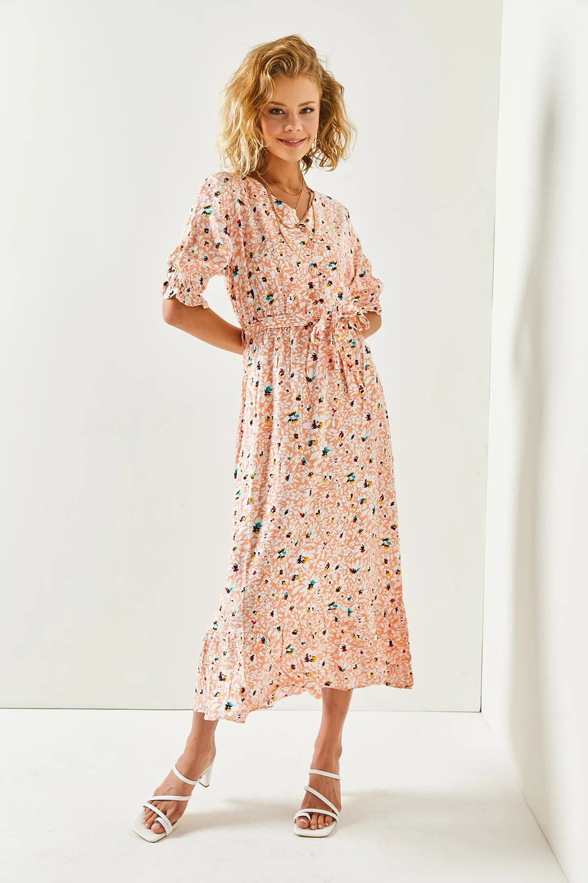 Olalook  Lachsweißes Damenkleid aus gewebter Viskose mit Knöpfen und Gürtelärmeln ELB-19001524