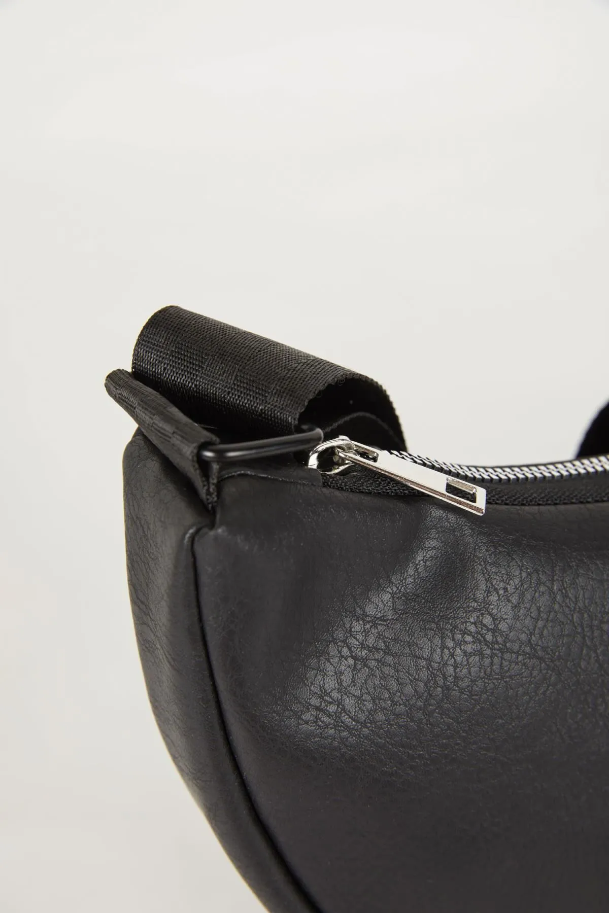DeFacto  Unisex Umhängetasche aus Kunstleder - C2853axns