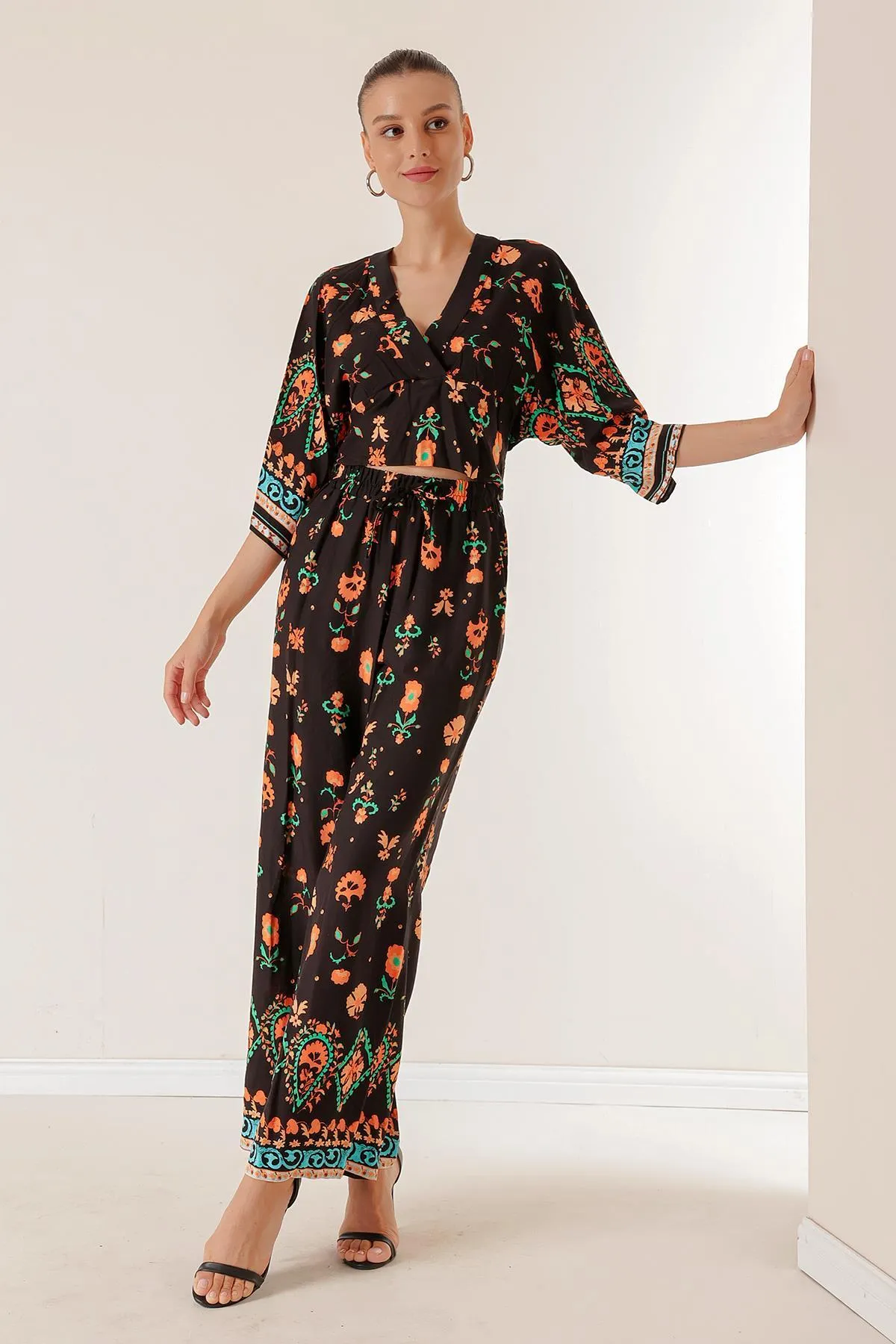 By Saygı  2-teiliges Set mit Palazzo-Hose mit elastischer Taille und Taschen vorne und hinten, bauchfreiem Nelkenmuster und V-Ausschnitt