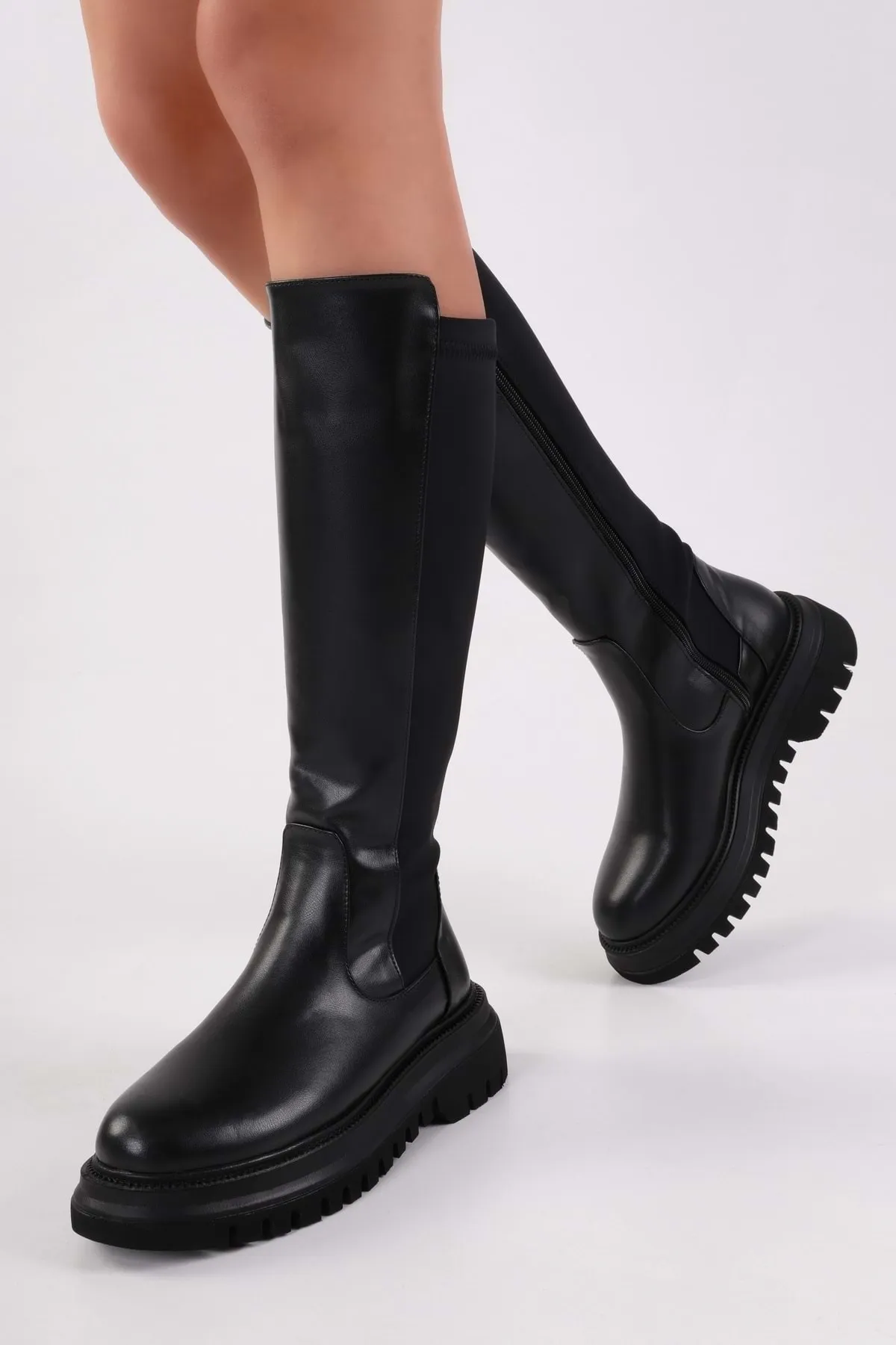 Shoeberry  Kreideschwarze Damenstiefel mit dicker Sohle