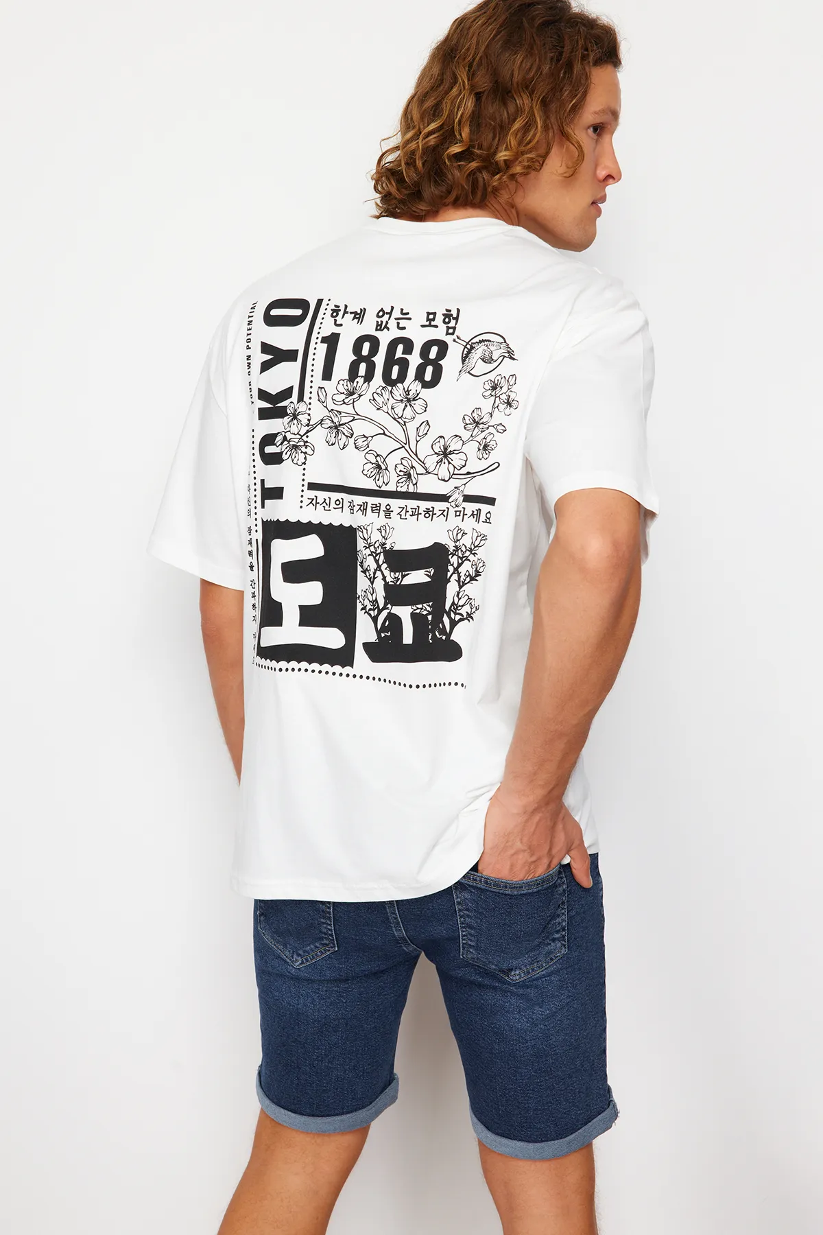 Trendyol Collection  Ecrufarbenes, übergroßes/weit geschnittenes, kurzärmliges, mit Fernost bedrucktes T-Shirt aus 100 % Baumwolle TMNSS23TS00170