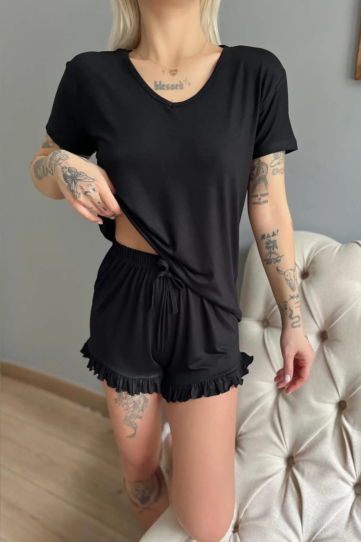 Pijamaevi  Schwarzes, schlichtes, unbedrucktes, gestricktes Kurzarm-Pyjama-Set mit Shorts