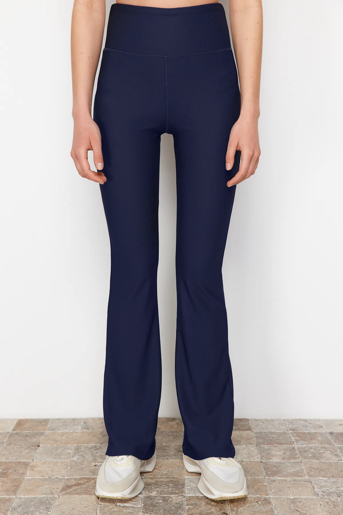 Trendyol Collection  Dunkelmarineblaue gerippte Yoga-Strick-Sportstrumpfhose mit spanischem Bein TWOAW23TY00011