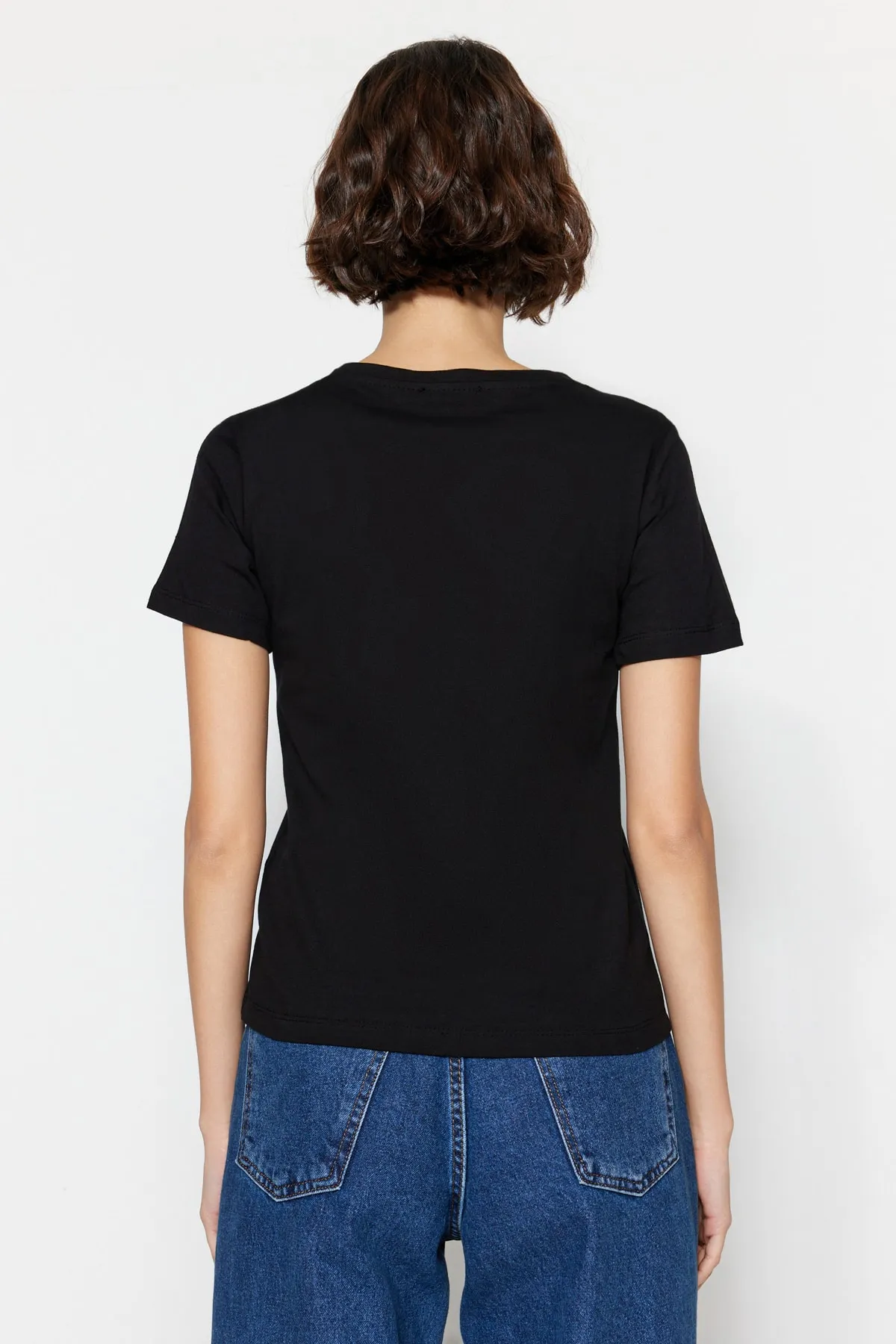 Trendyol Collection  Schwarz-weißes Basic-Strick-T-Shirt mit V-Ausschnitt im 2er-Pack aus 100 % Baumwolle TWOSS23TS00002