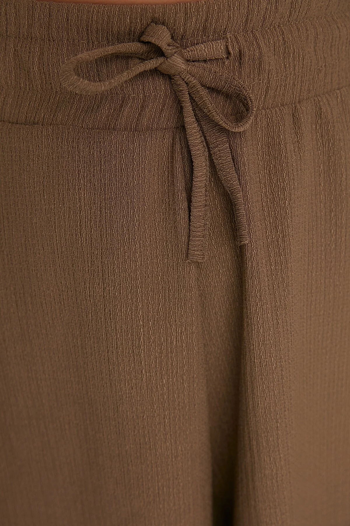 Trendyol Collection  Nerzfarbene Shorts mit lockerer Passform und normaler Taille, Wickel-/Strukturstrick-Shorts TWOSS22SR0212