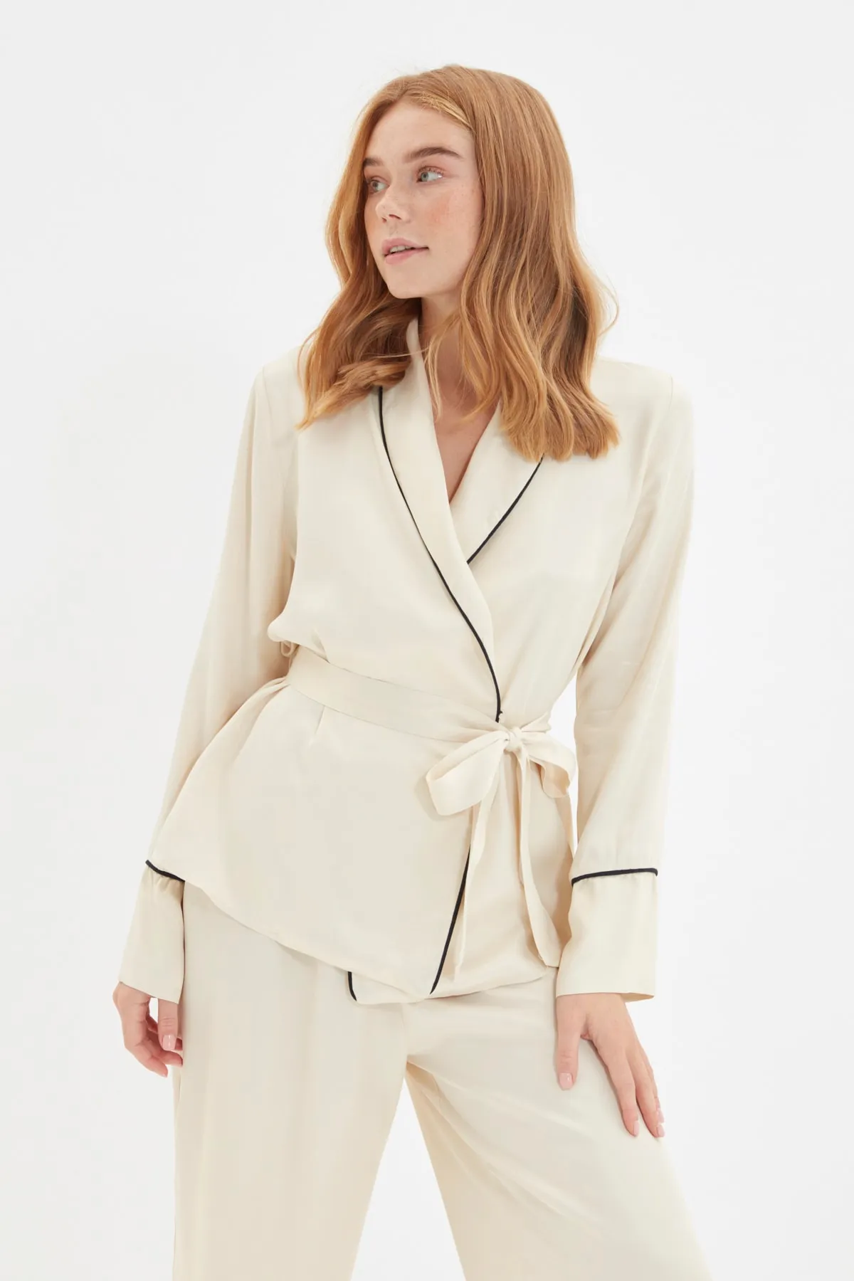 Trendyol Collection  Beiges, zweireihiges Pyjama-Set aus Viskose-Hemd und -Hose mit Paspelierung THMAW22PT1109