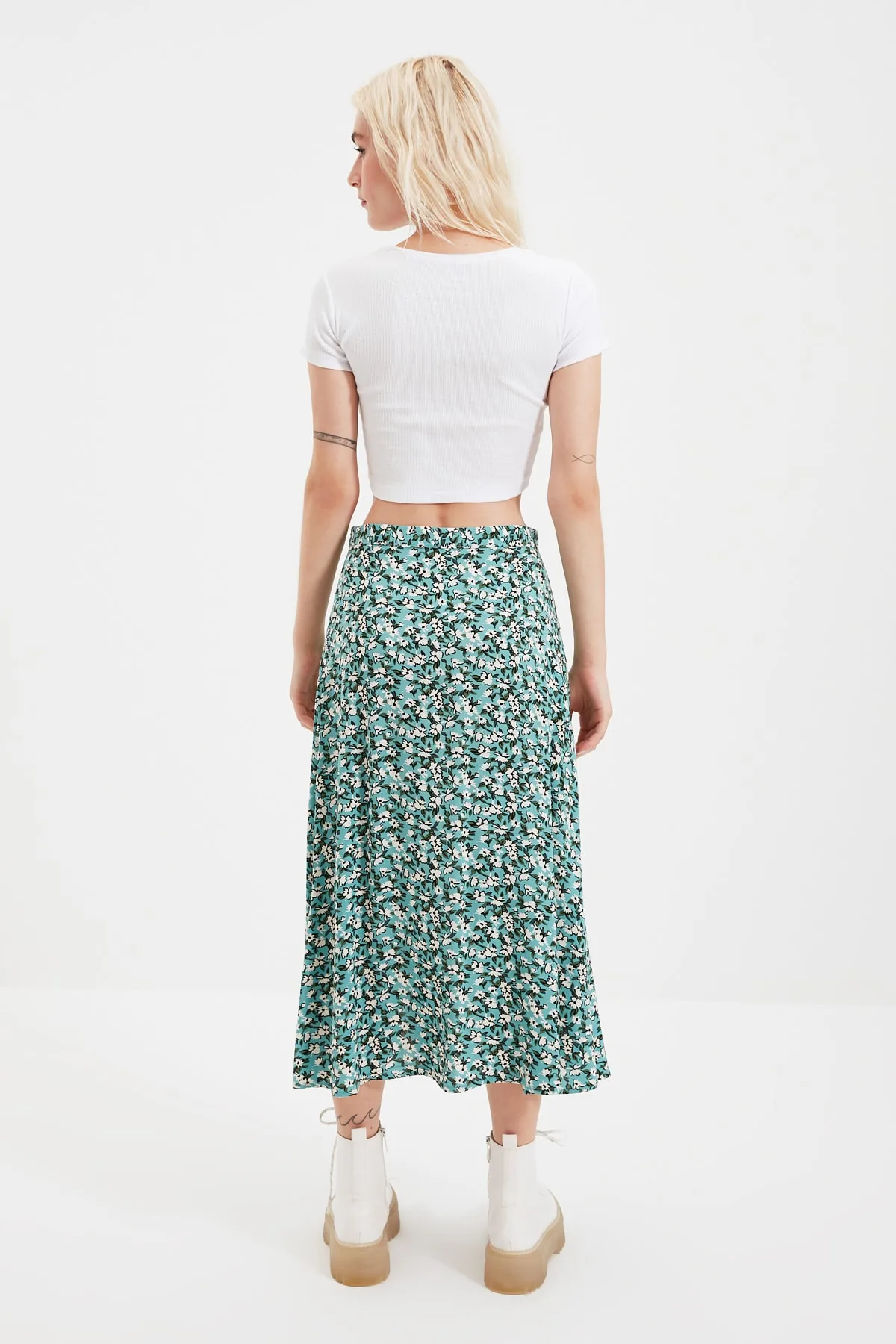 Trendyol Collection  Grüner gewebter Midirock aus Viskosestoff mit Schlitzdetail und Blumenmuster TWOSS20ET0230