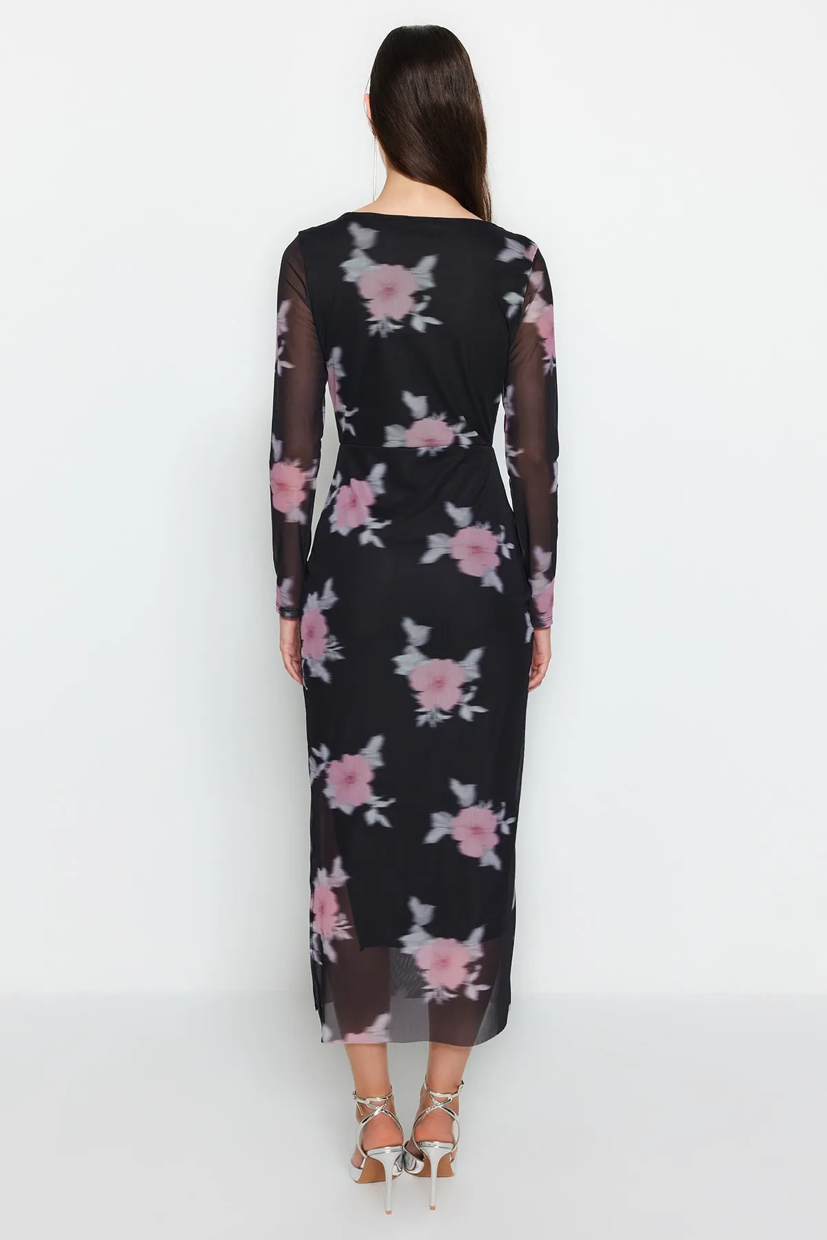 Trendyol Collection  Schwarzes, figurbetontes Maxi-Bleistiftkleid aus flexiblem Strick mit Blumenmuster und quadratischem Kragen aus TWOAW24EL00291