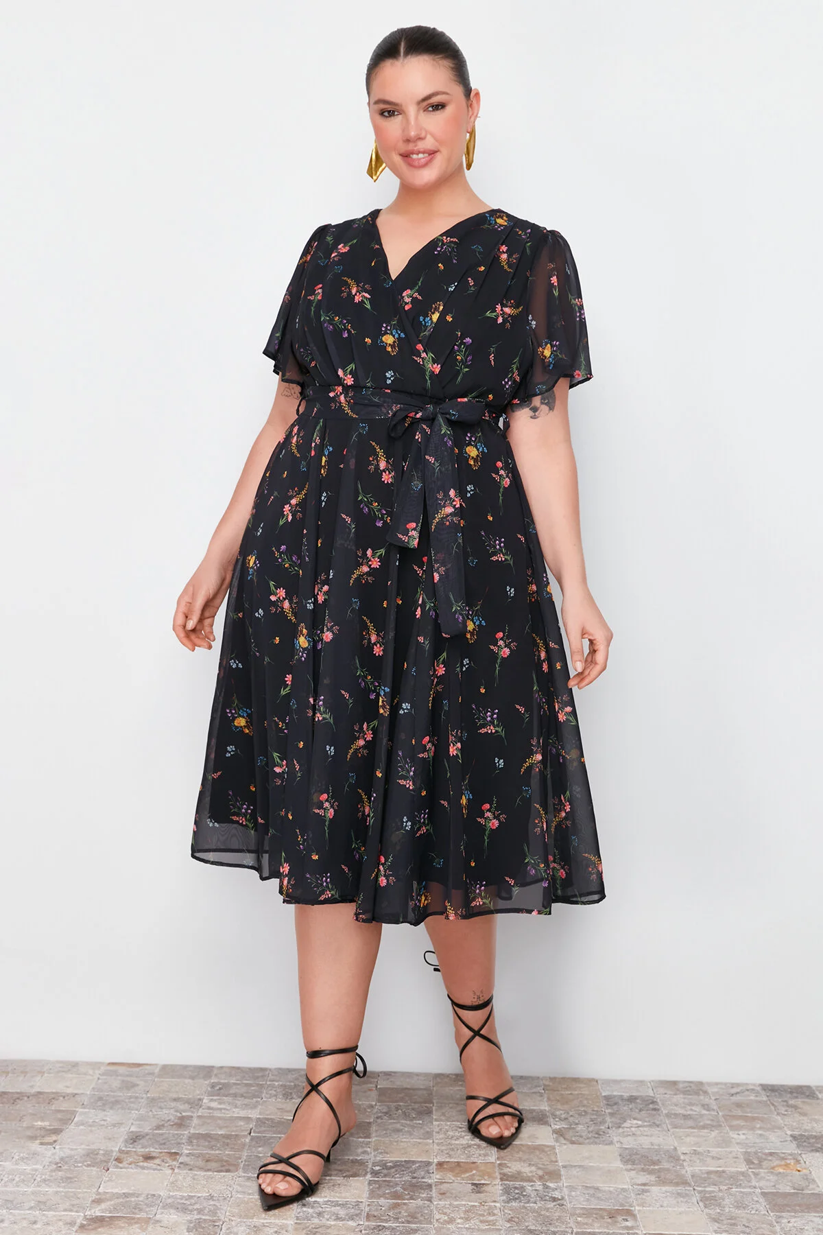 Trendyol Curve  Mehrfarbiges, zweireihiges Chiffon-Gewebekleid mit Blumendruck TBBSS24AH00154