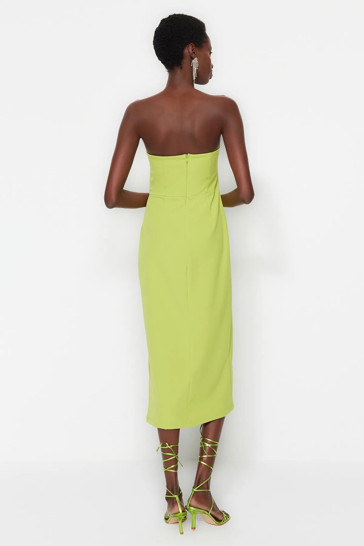 Trendyol Collection  Grünes, tailliertes, gewebtes Abendkleid TPRSS23EL00280