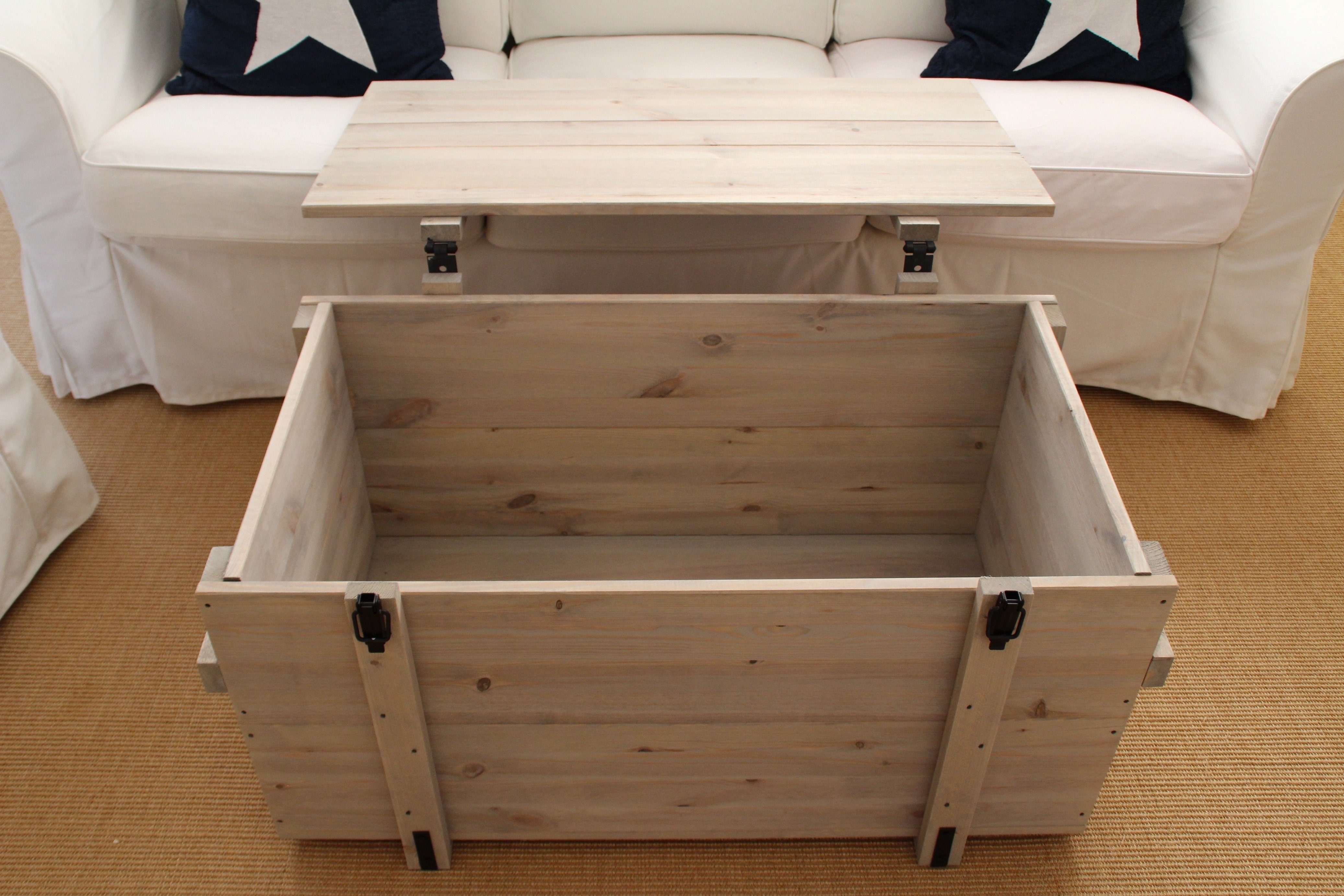 Uncle Joe´s Truhentisch, in Seefrachtkisten-Design