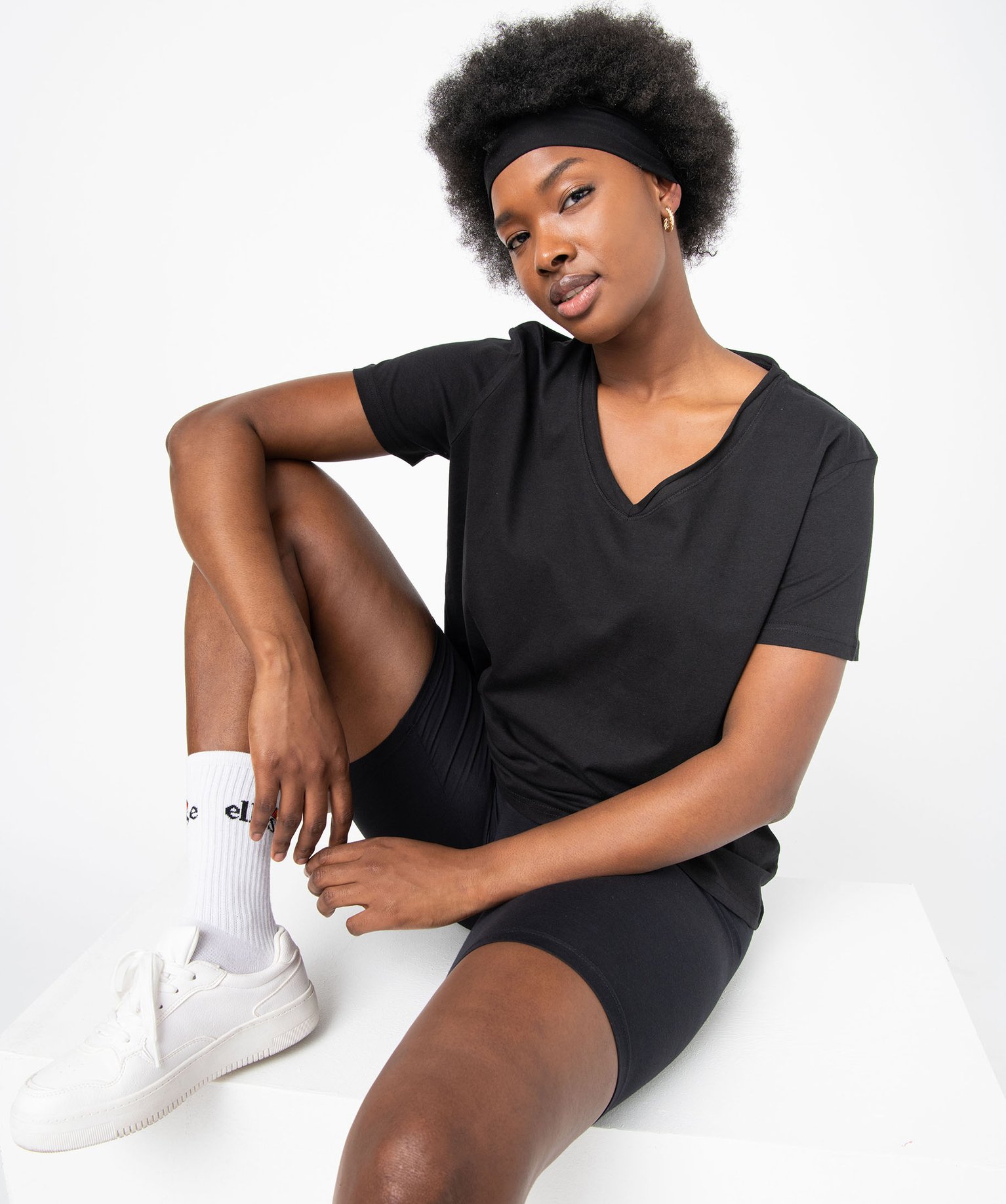 Tee-shirt femme à manches courtes avec col V roulotté noir | GEMO
