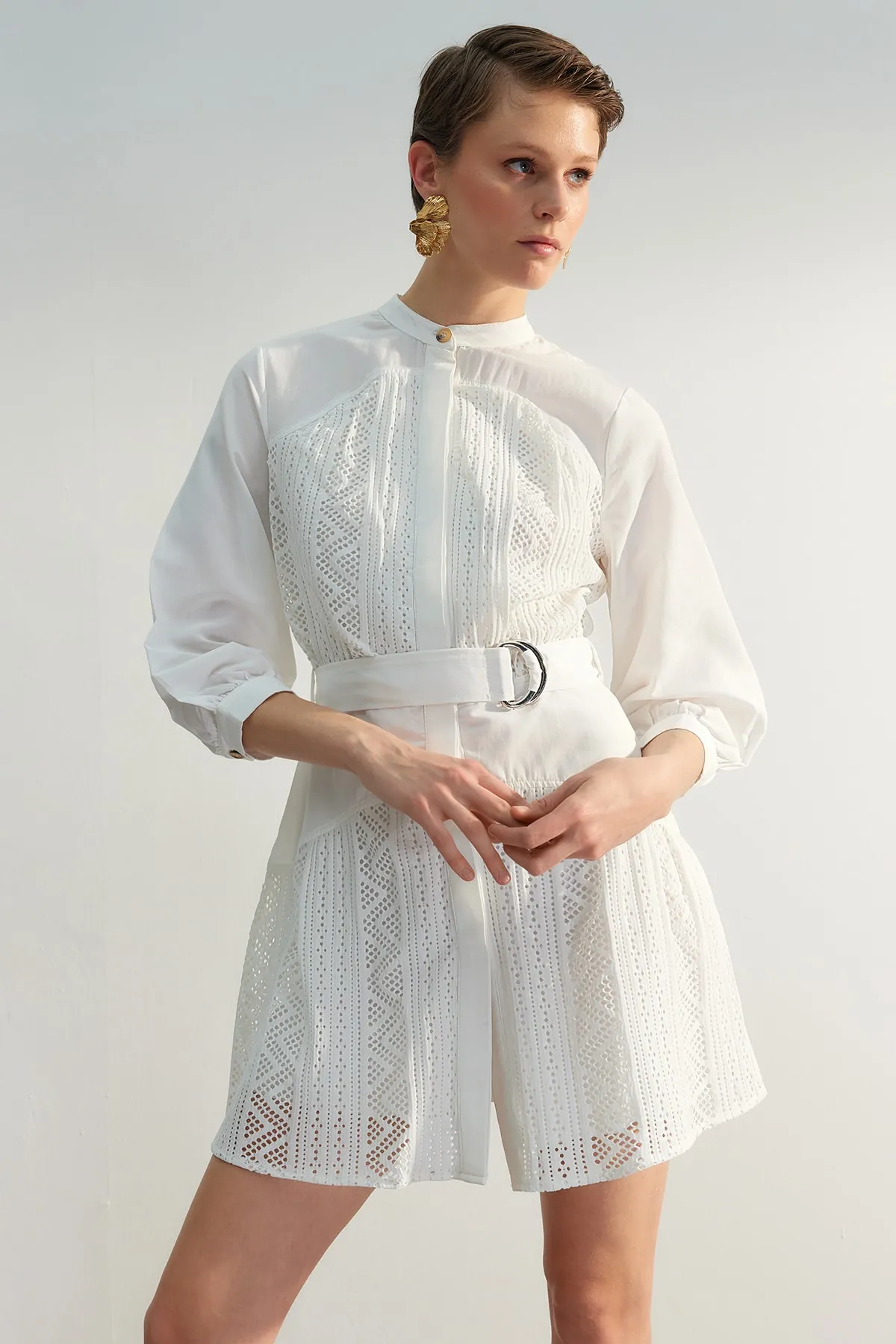 Trendyol Collection  Ecrufarbenes, gewebtes Mini-Hemdkleid mit Gürtel und Stickerei TWOSS23EL00296