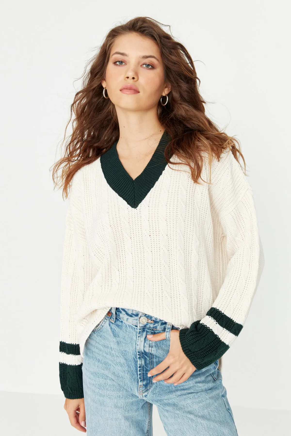 Trendyol Collection  Ecrufarbener Strickpullover mit weiter Passform TWOAW23KZ01541