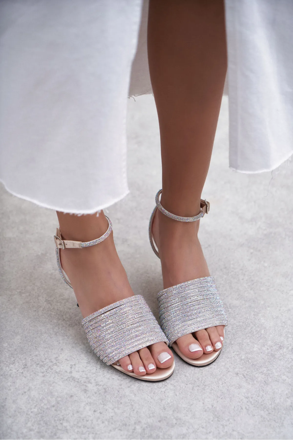 NİŞANTAŞI SHOES  Sommerbeige Damen-Sandalen mit Absatz aus Satin und Steindetail am Knöchel