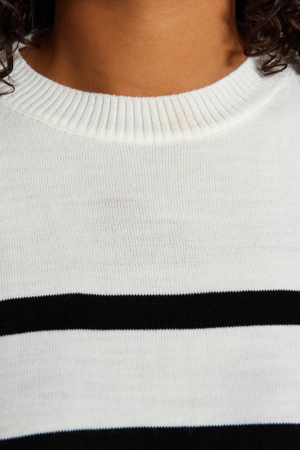Trendyol Curve  Ecru gestreifter Strickpullover mit Rundhalsausschnitt TBBAW24AN00024