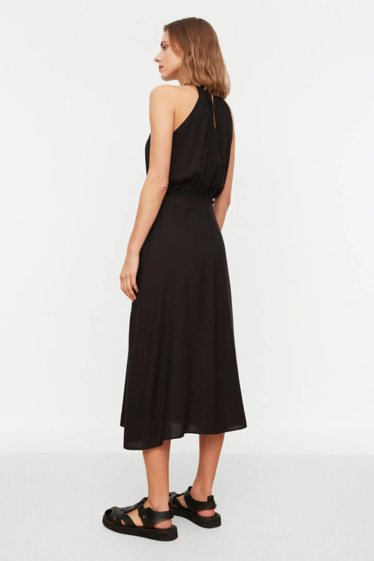 Trendyol Collection  Schwarzes A-Linien-Midikleid aus Viskose mit Neckholder und Gürtel TWOSS19EL0155