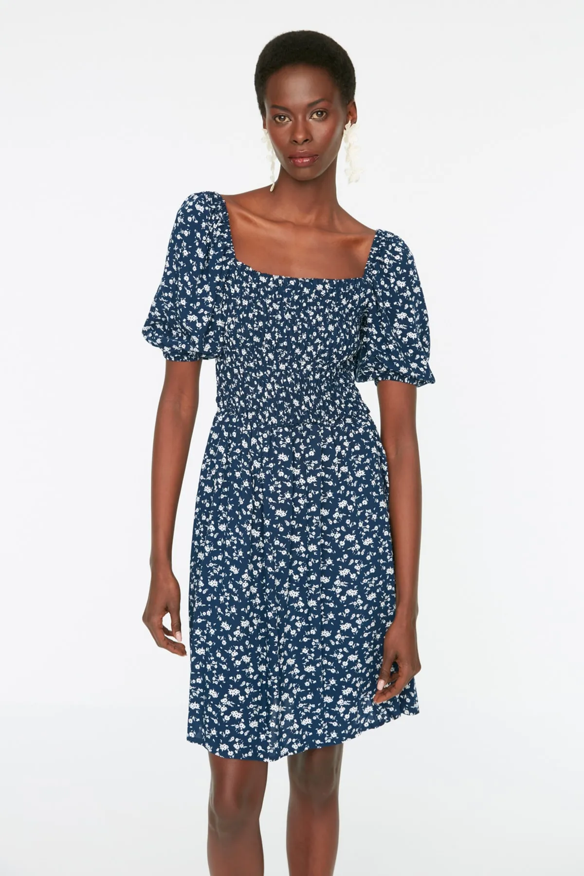 Trendyol Collection  Marineblaues, florales Minikleid aus Viskose mit Taillenöffnung TWOSS22EL0370